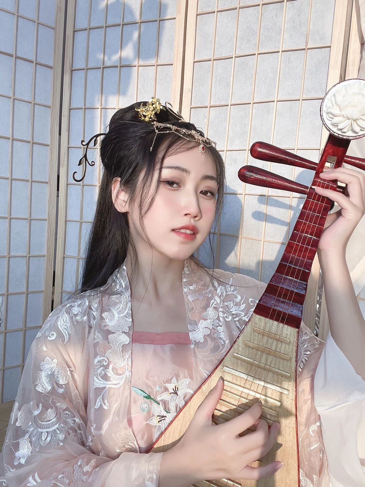 人气Coser不呆猫宫廷仕女主题脱性感薄纱露粉色肚兜配超薄肉丝撩人诱惑写真56P