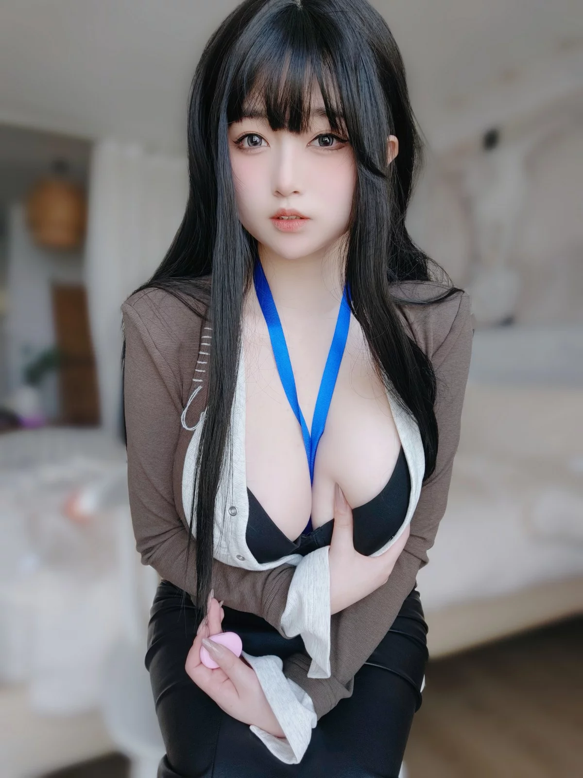 Coser妹子女主K上司的秘密主题性感OL职业装半脱黑皮裙秀翘臀美腿诱惑写真107P