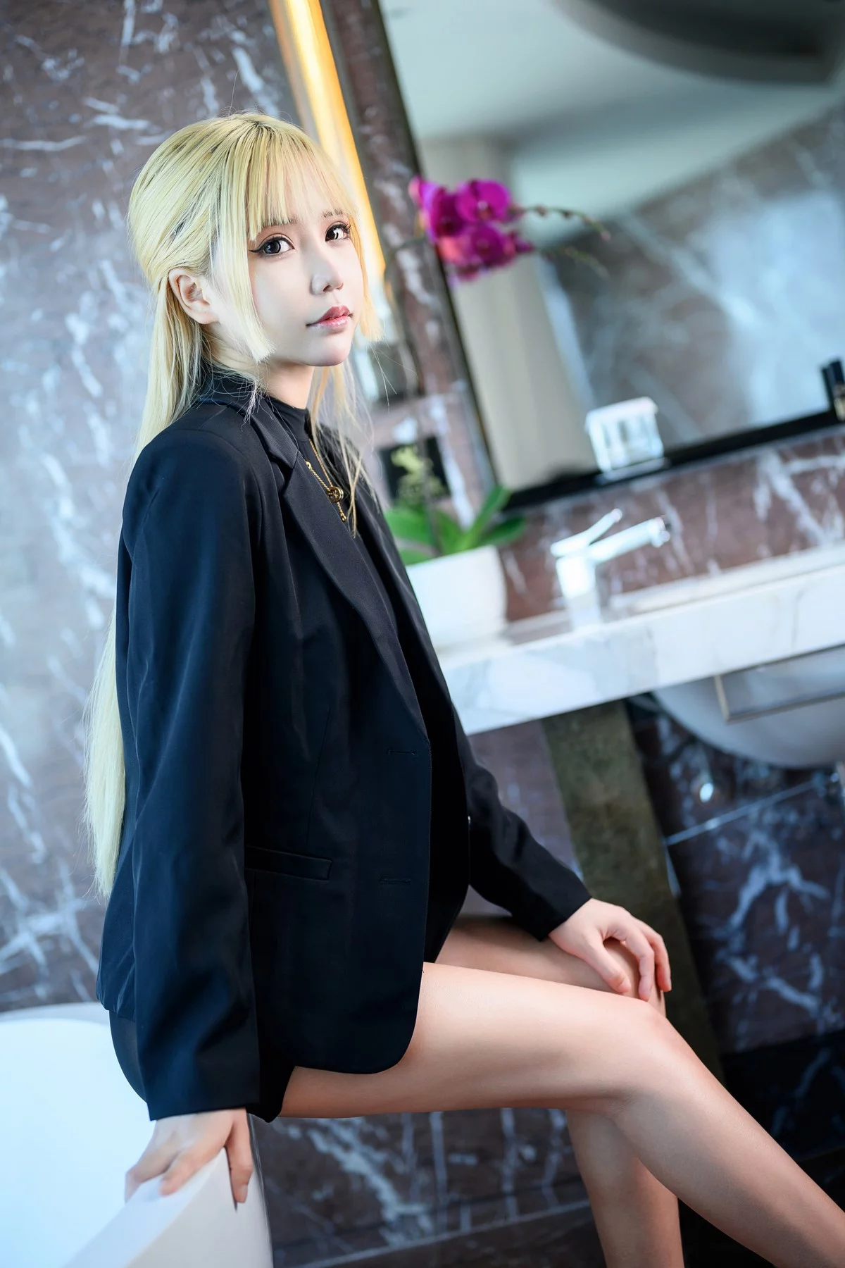 二次元妹子抱走莫子aa私人助理主题脱性感黑色OL制服露豪乳遮点惹火诱惑写真63P