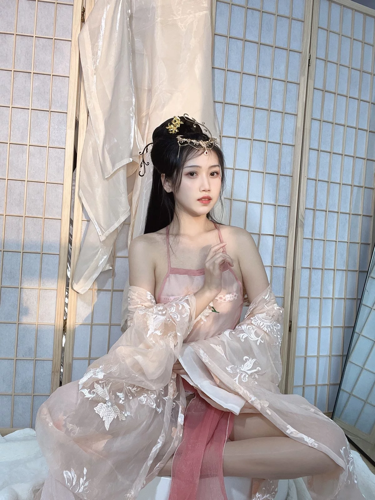 人气Coser不呆猫宫廷仕女主题脱性感薄纱露粉色肚兜配超薄肉丝撩人诱惑写真56P