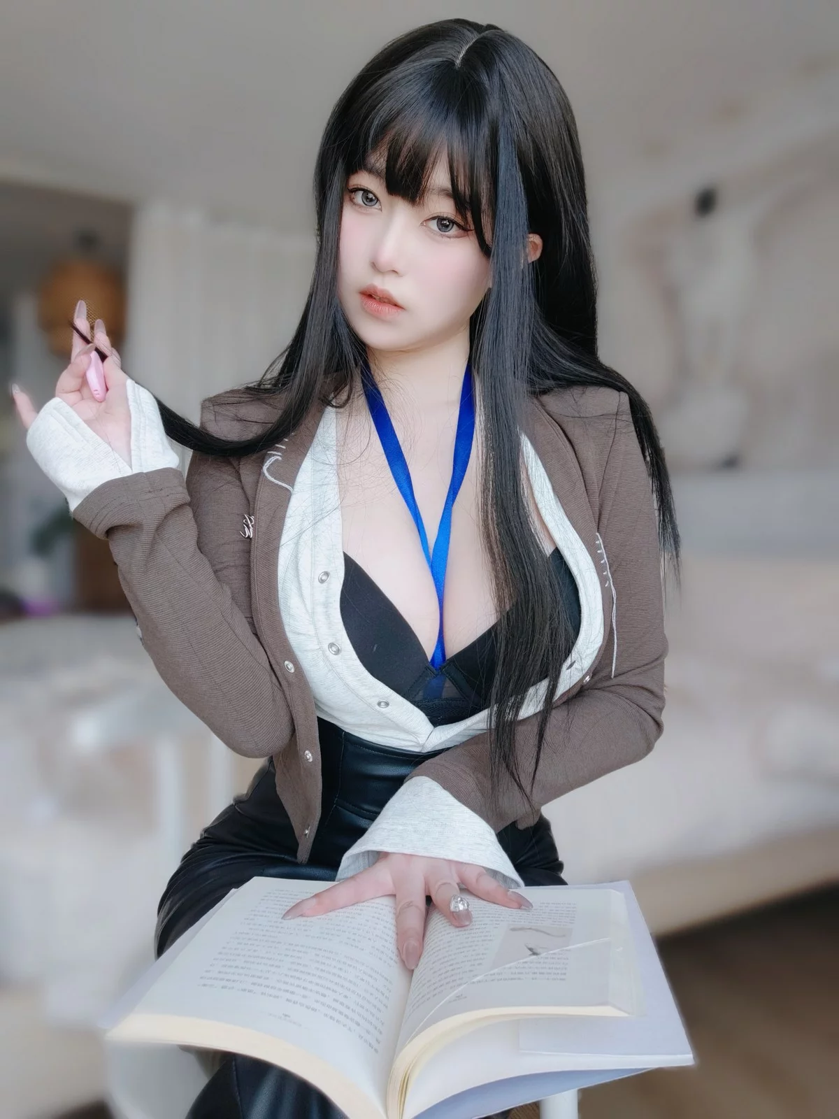 Coser妹子女主K上司的秘密主题性感OL职业装半脱黑皮裙秀翘臀美腿诱惑写真107P