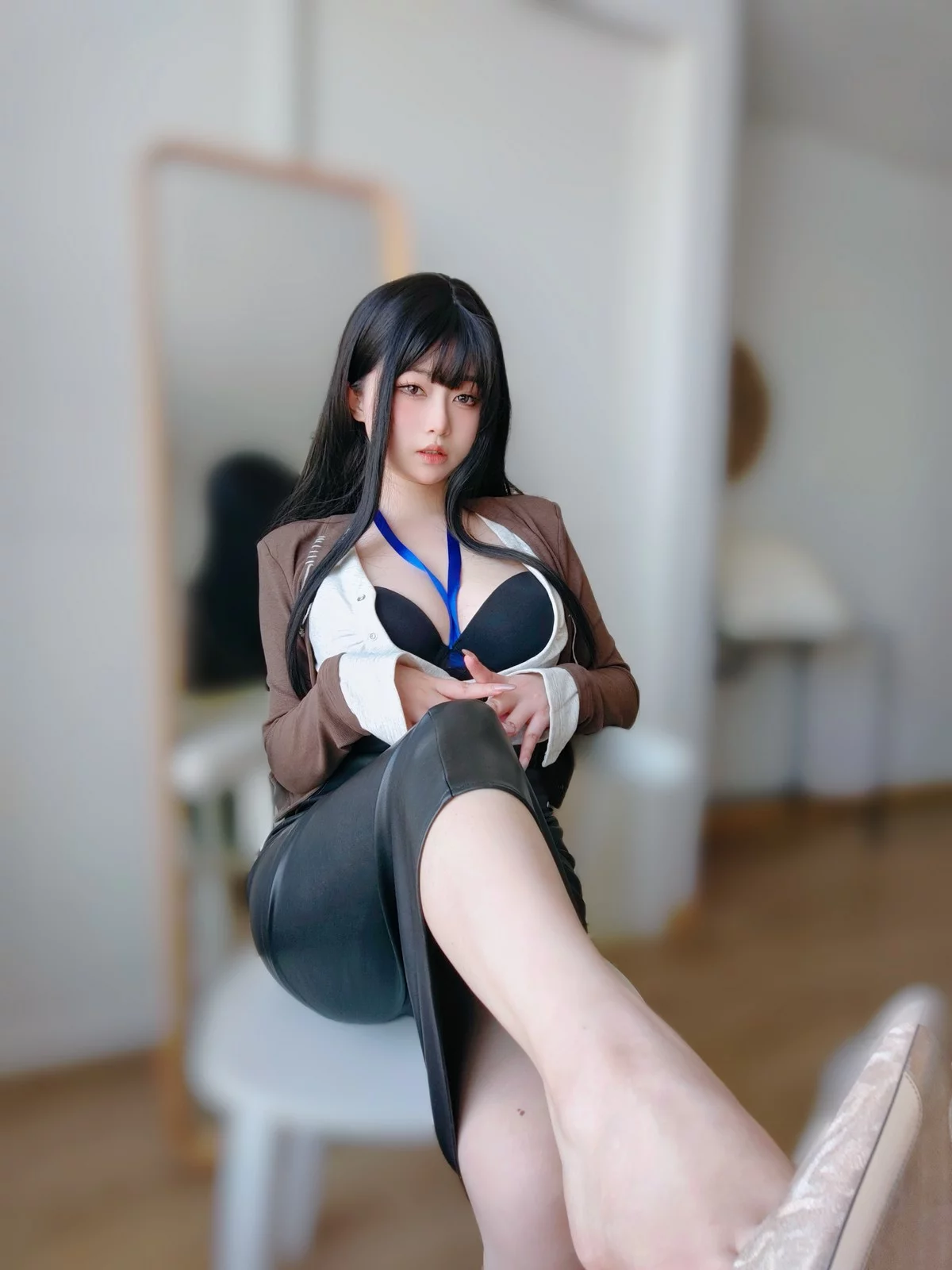 Coser妹子女主K上司的秘密主题性感OL职业装半脱黑皮裙秀翘臀美腿诱惑写真107P