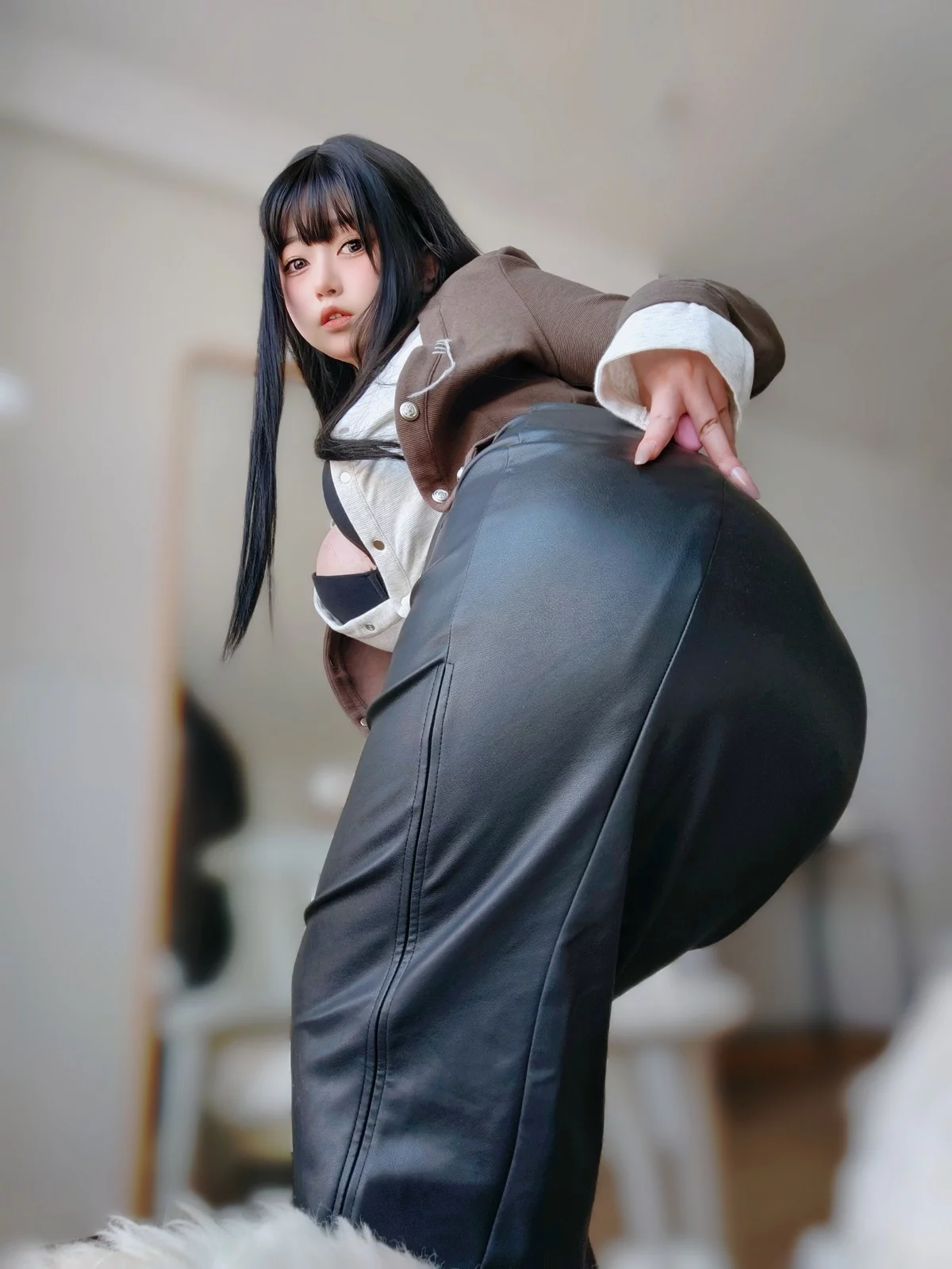 Coser妹子女主K上司的秘密主题性感OL职业装半脱黑皮裙秀翘臀美腿诱惑写真107P
