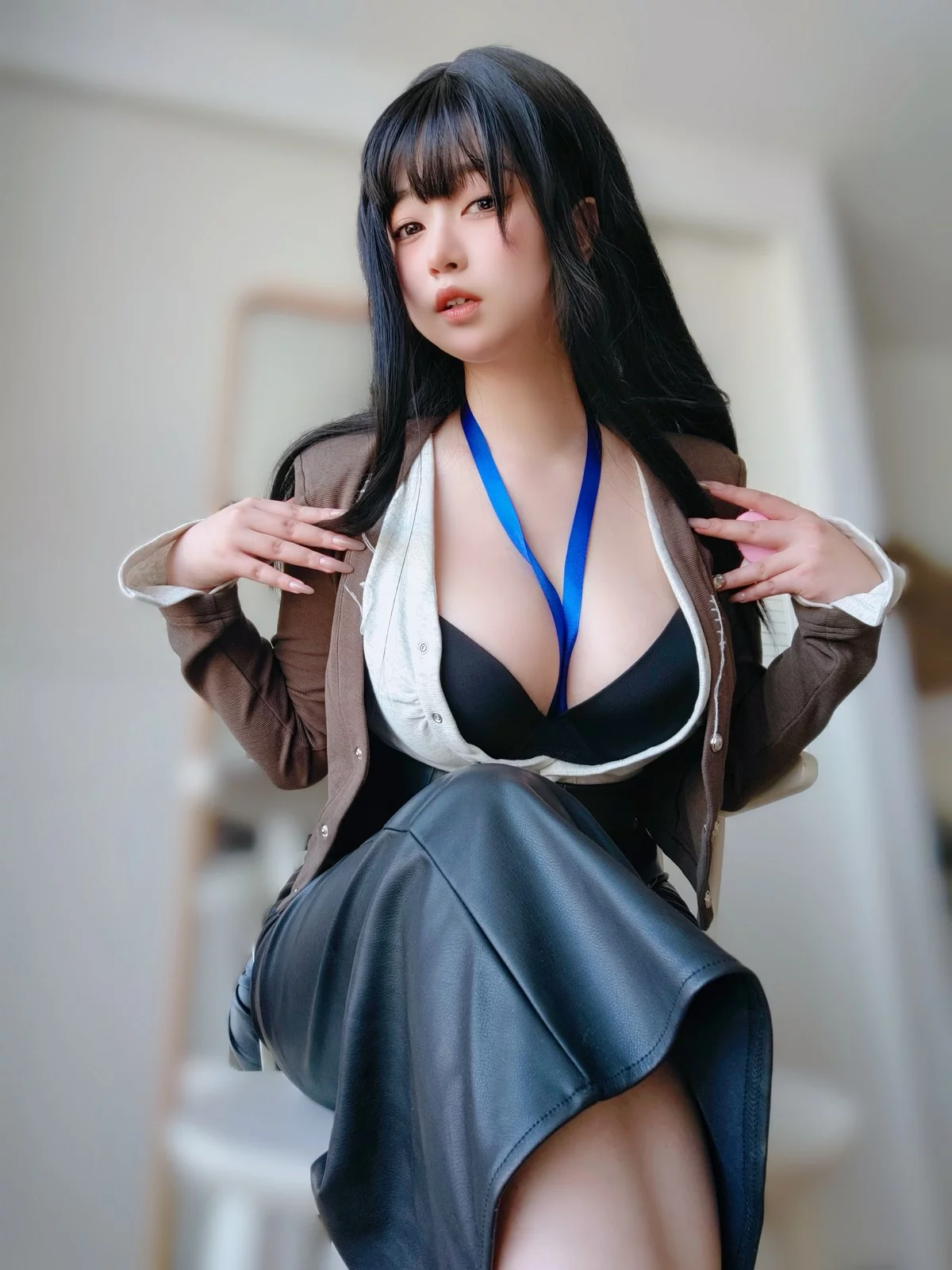 Coser妹子女主K上司的秘密主题性感OL职业装半脱黑皮裙秀翘臀美腿诱惑写真107P