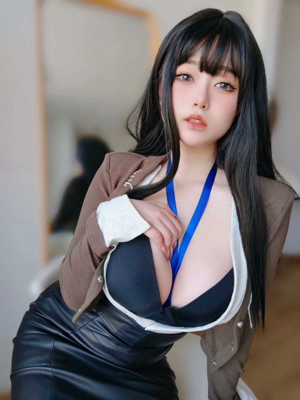 Coser妹子女主K上司的秘密主题性感OL职业装半脱黑皮裙秀翘臀美腿诱惑写真107P