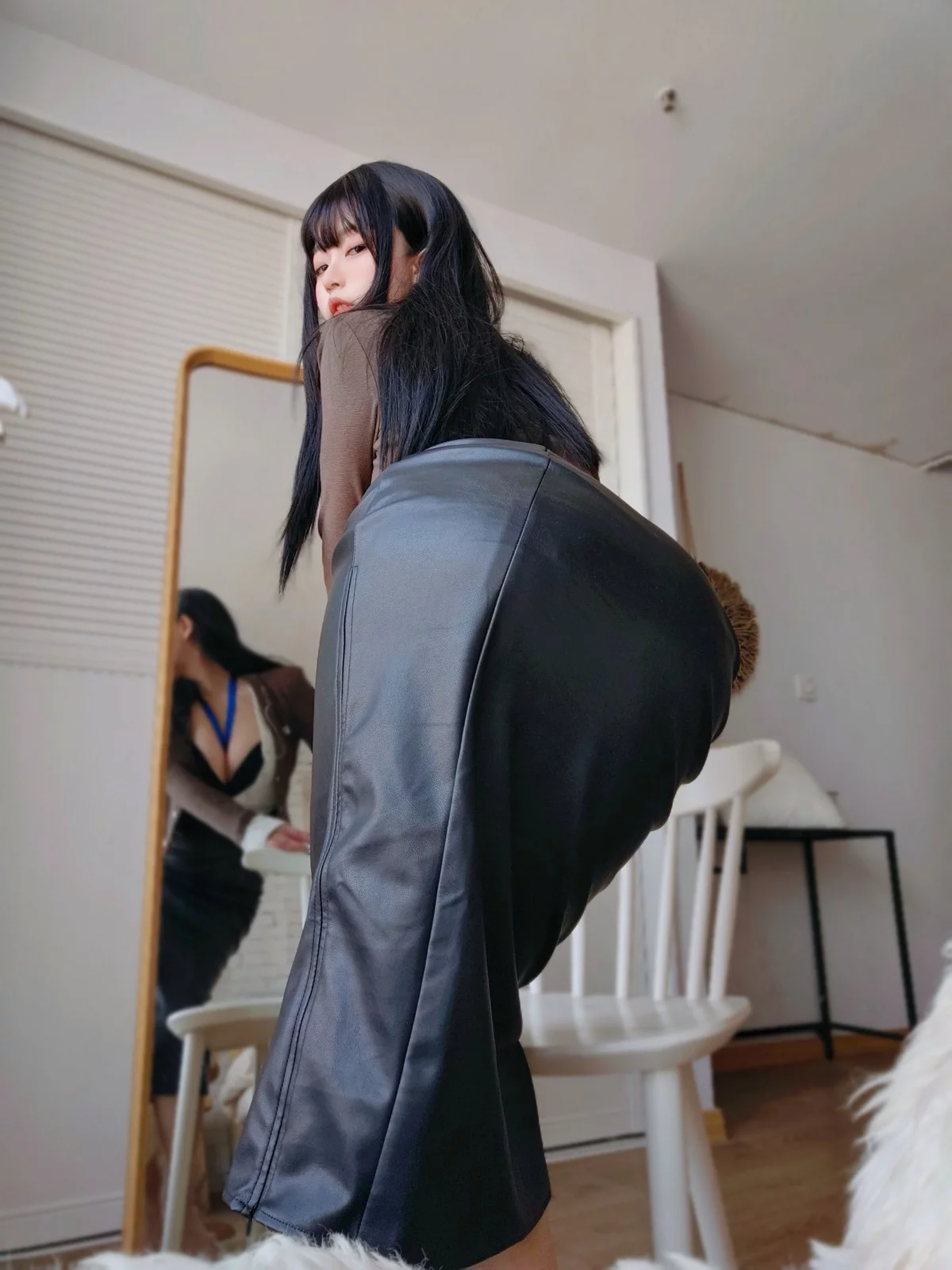 Coser妹子女主K上司的秘密主题性感OL职业装半脱黑皮裙秀翘臀美腿诱惑写真107P
