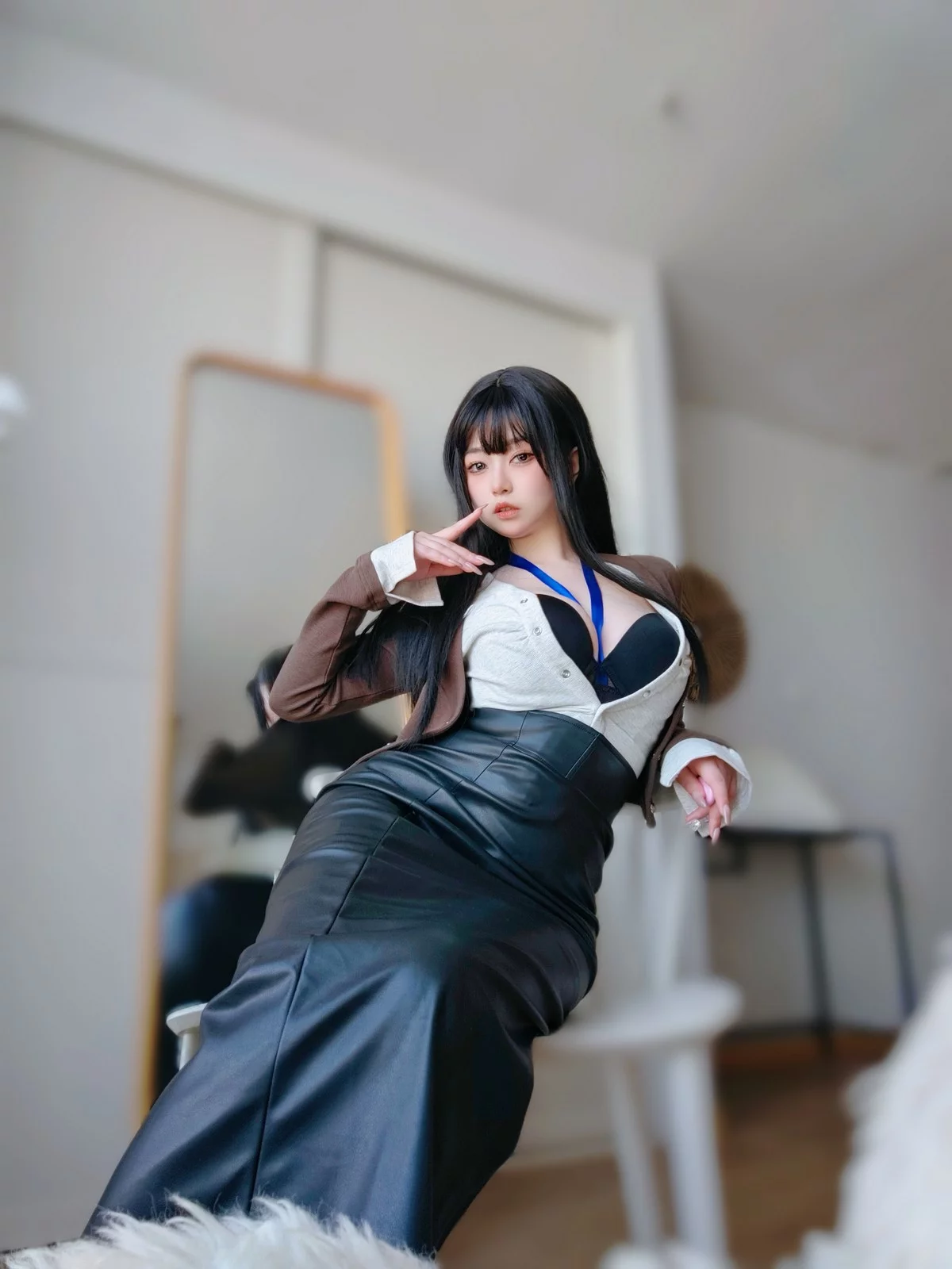 Coser妹子女主K上司的秘密主题性感OL职业装半脱黑皮裙秀翘臀美腿诱惑写真107P
