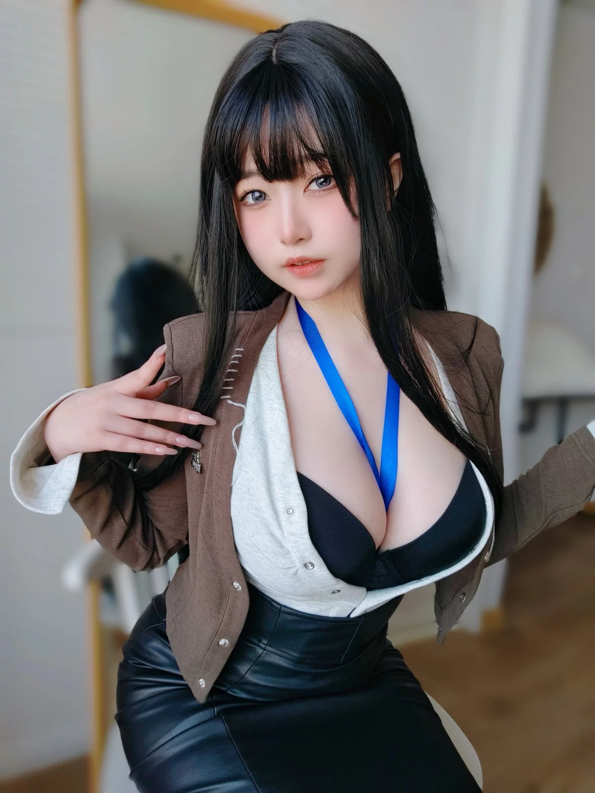 Coser妹子女主K上司的秘密主题性感OL职业装半脱黑皮裙秀翘臀美腿诱惑写真107P