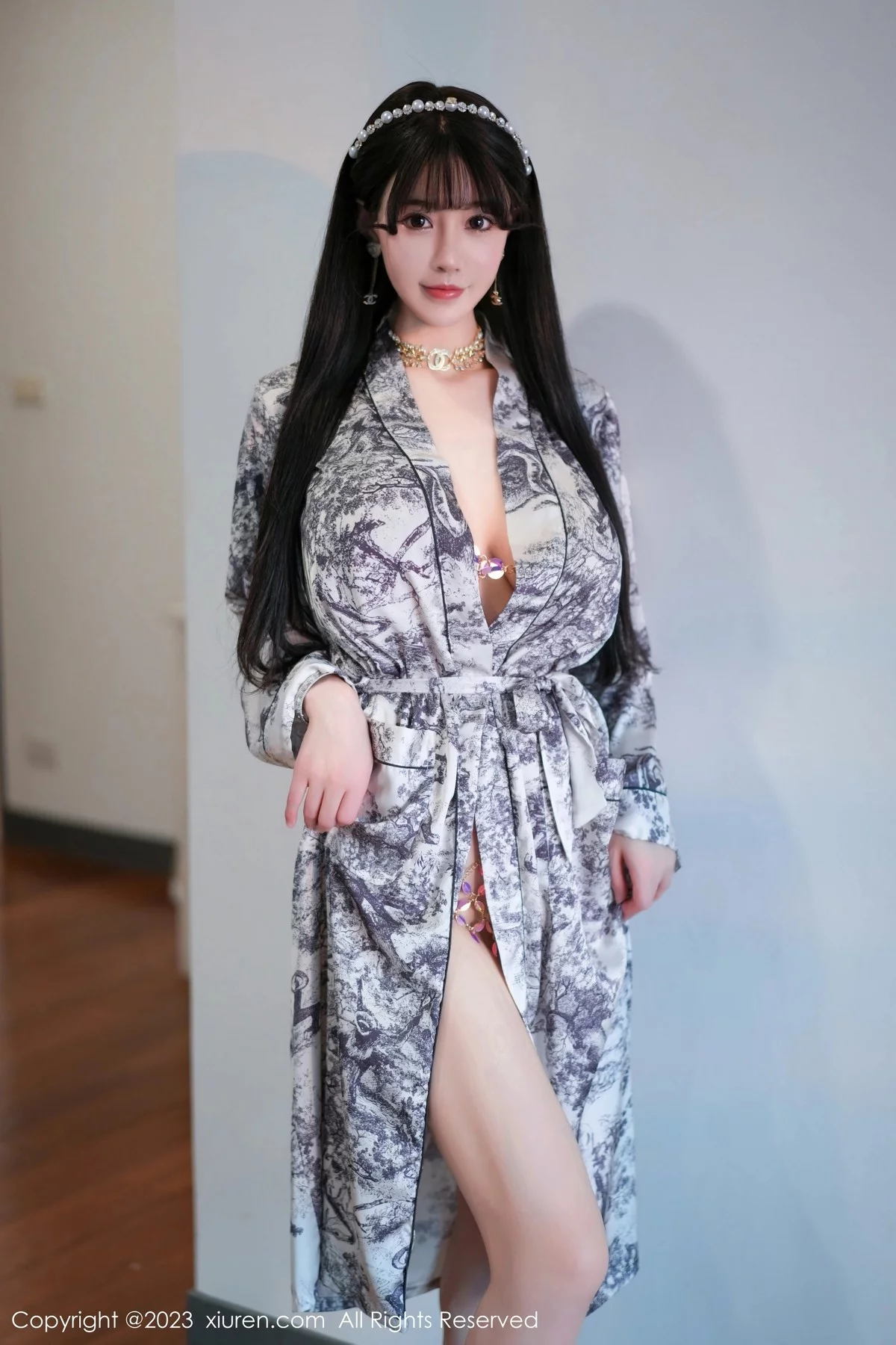 XiuRen第6932期_女神朱可儿Flora脱灰色睡袍露性感花色内衣秀丰满身材诱惑写真70P