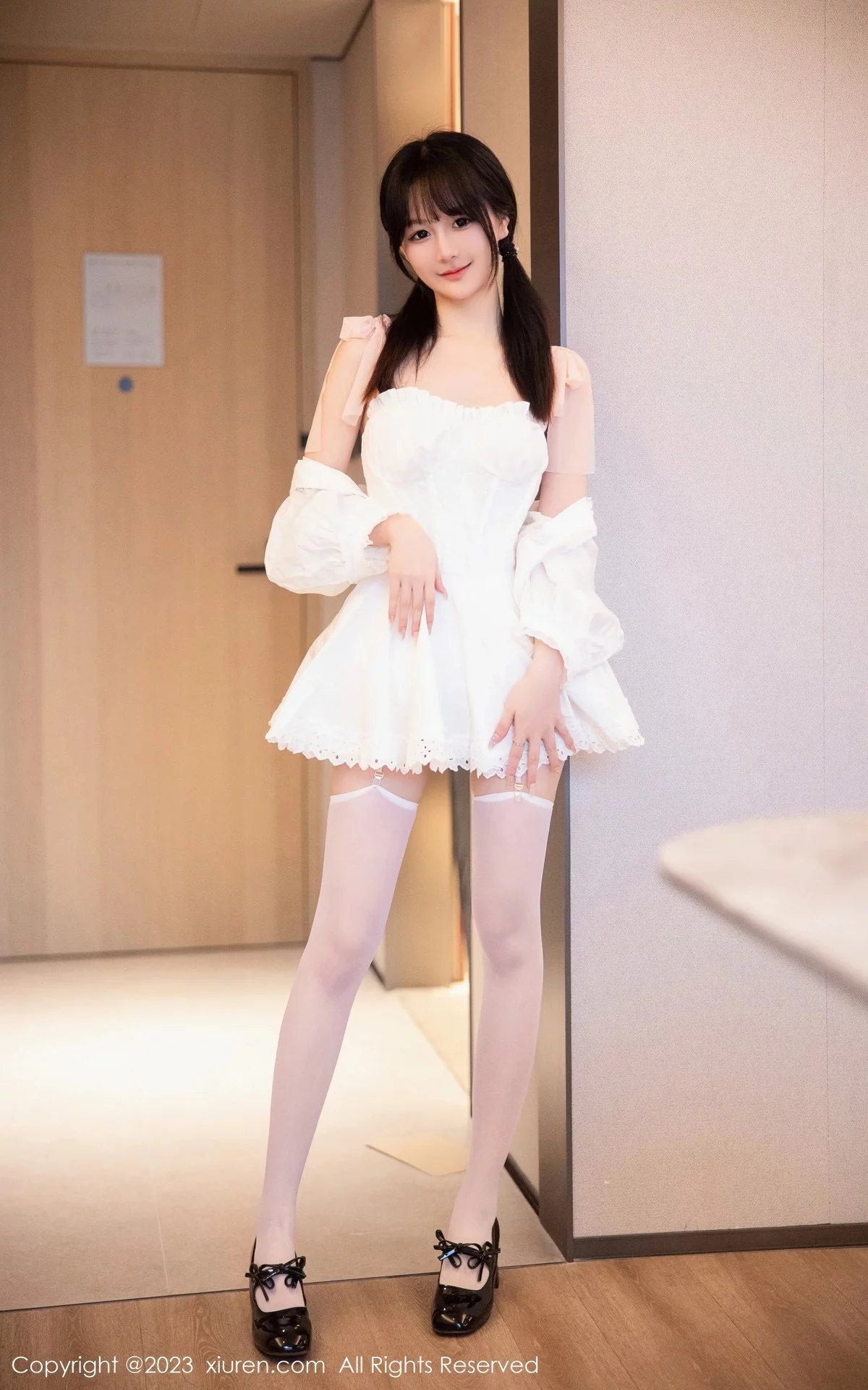 XiuRen第6933期_模特幼幼白色连衣短裙露性感粉色情趣内衣秀完美身材诱惑写真83P