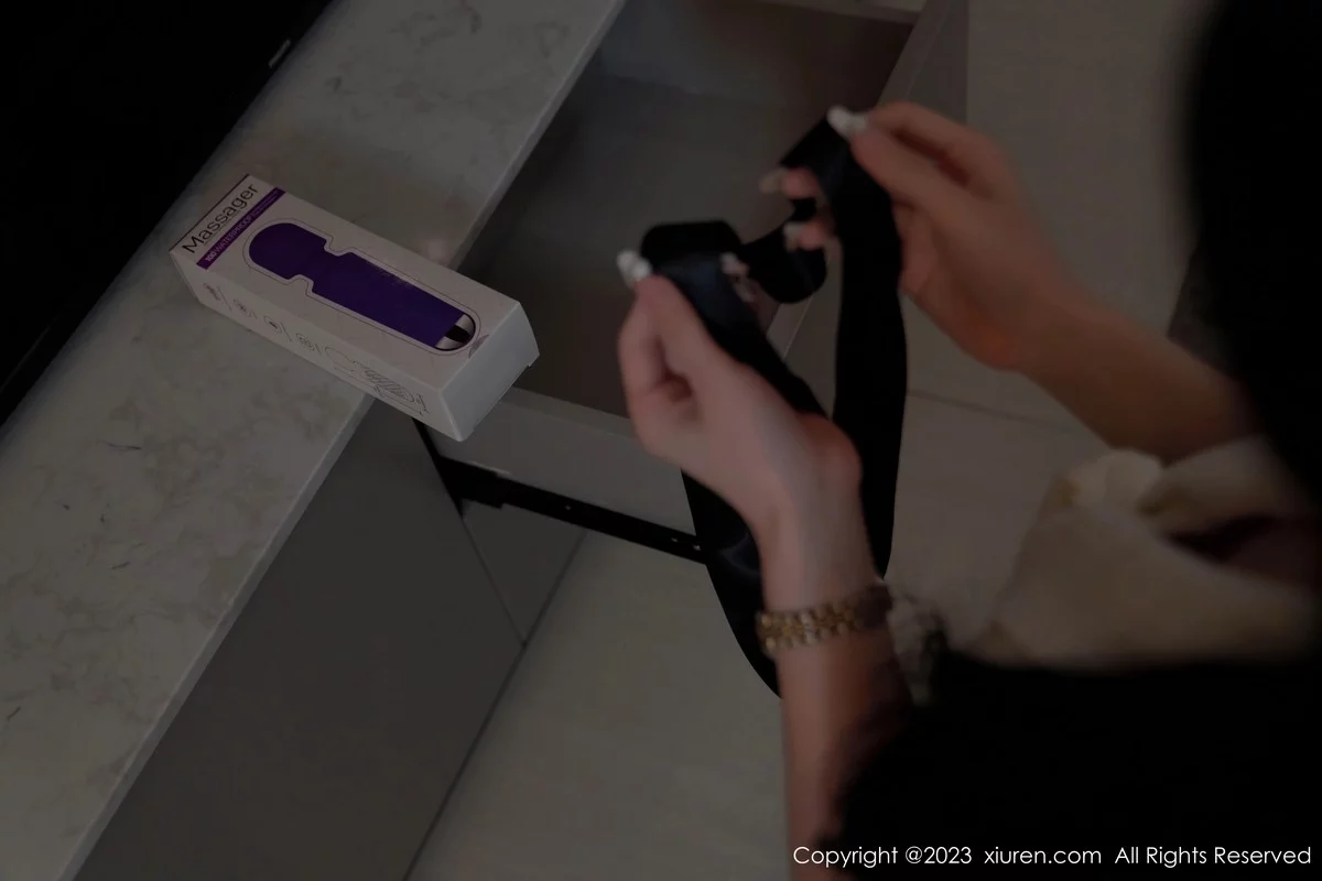 XiuRen第6934期_女神周于希Sally脱白色睡袍露红色蕾丝内衣配超薄黑丝魅惑写真108P