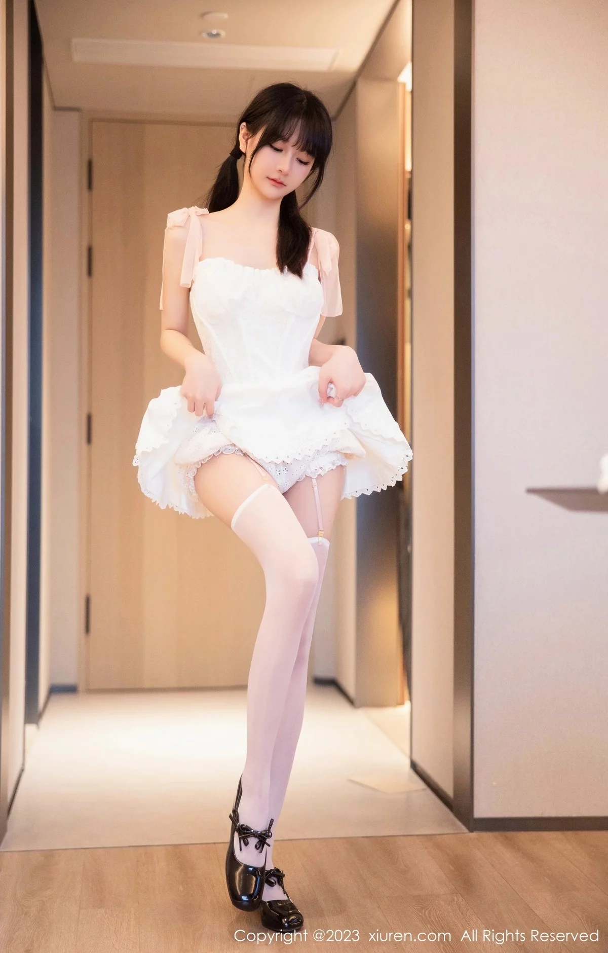 XiuRen第6933期_模特幼幼白色连衣短裙露性感粉色情趣内衣秀完美身材诱惑写真83P