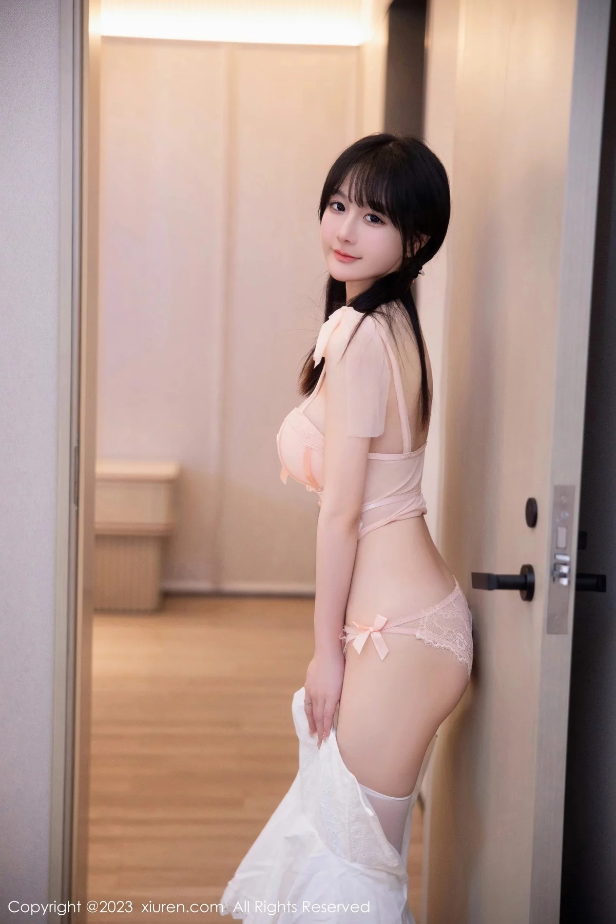 XiuRen第6933期_模特幼幼白色连衣短裙露性感粉色情趣内衣秀完美身材诱惑写真83P