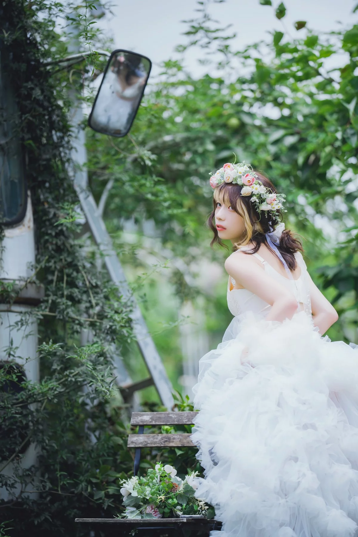 Coser美女清青琴玖花嫁浪漫主题户外白色婚纱露白色内衣秀完美身材诱惑写真31P