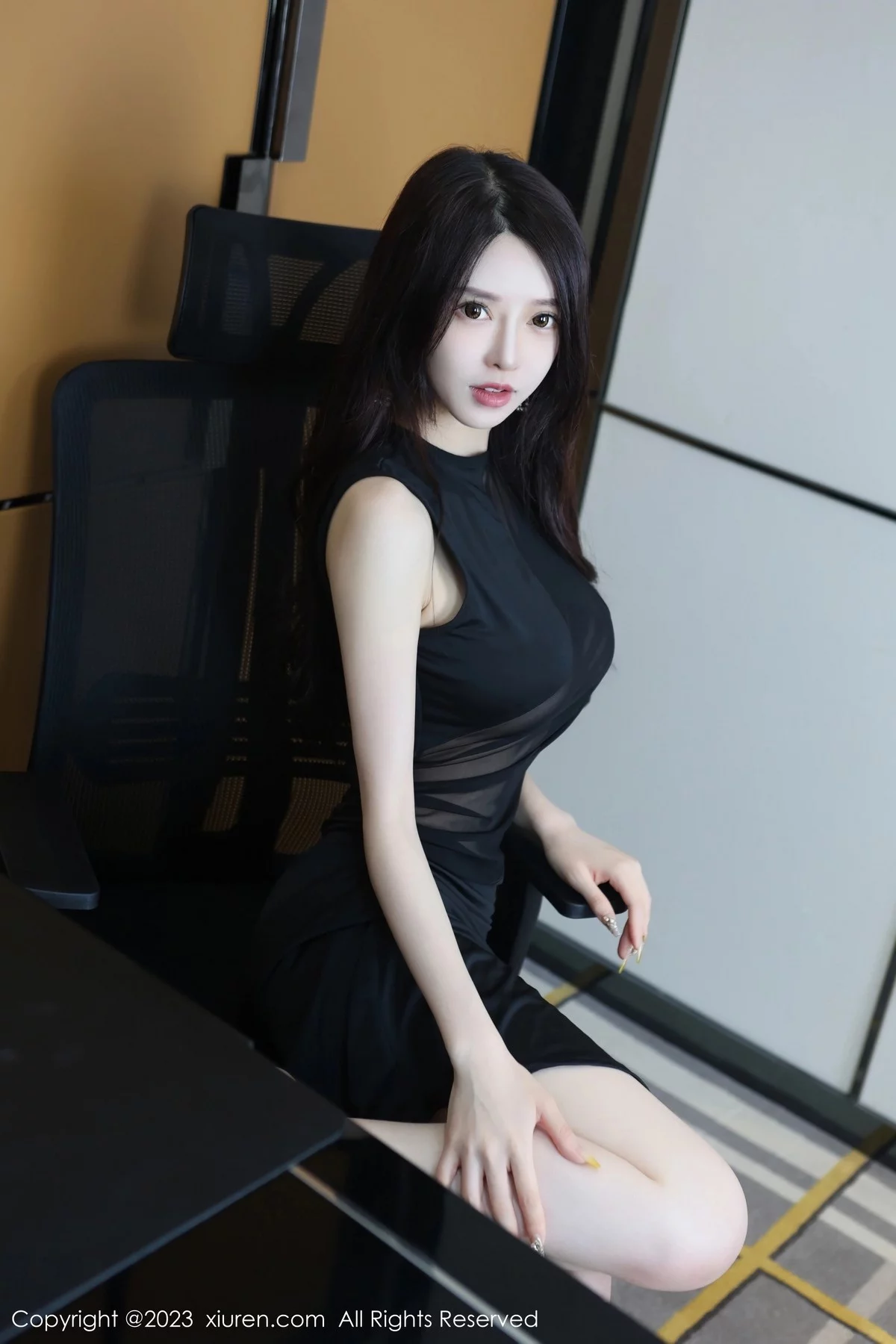 XiuRen第6937期_模特玉兔miki性感黑色薄纱连衣裙配超薄无内黑丝秀翘臀诱惑写真81P