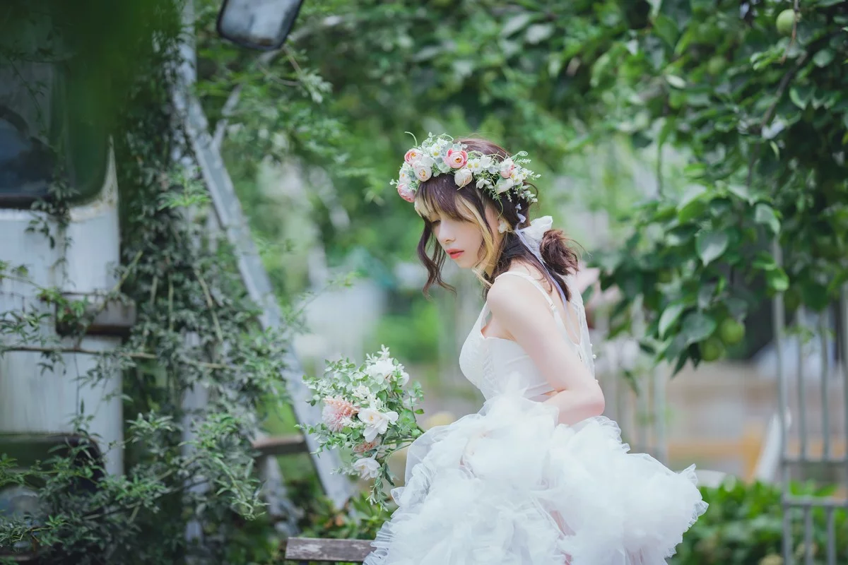 Coser美女清青琴玖花嫁浪漫主题户外白色婚纱露白色内衣秀完美身材诱惑写真31P