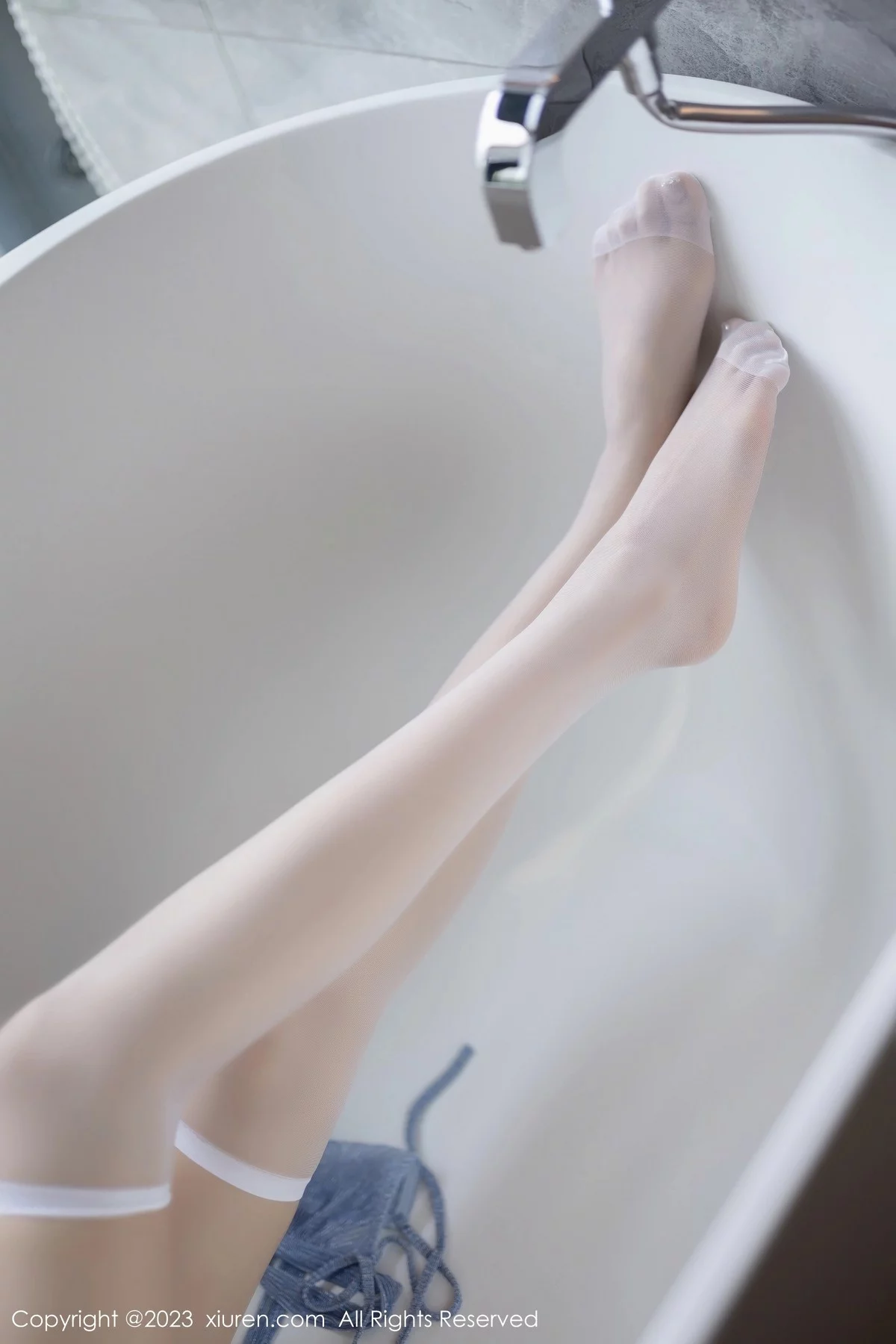 XiuRen第6941期_模特程程程私房性感浅蓝内衣配白丝袜秀曼妙苗条身姿诱惑写真83P