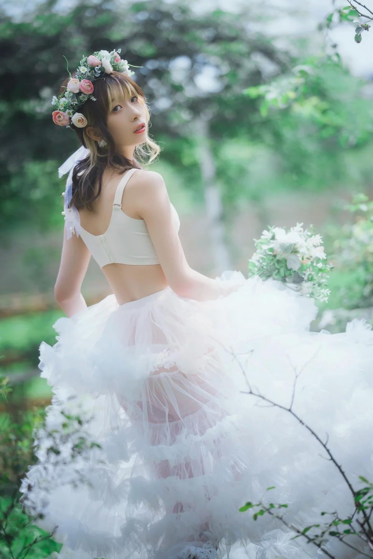 Coser美女清青琴玖花嫁浪漫主题户外白色婚纱露白色内衣秀完美身材诱惑写真31P