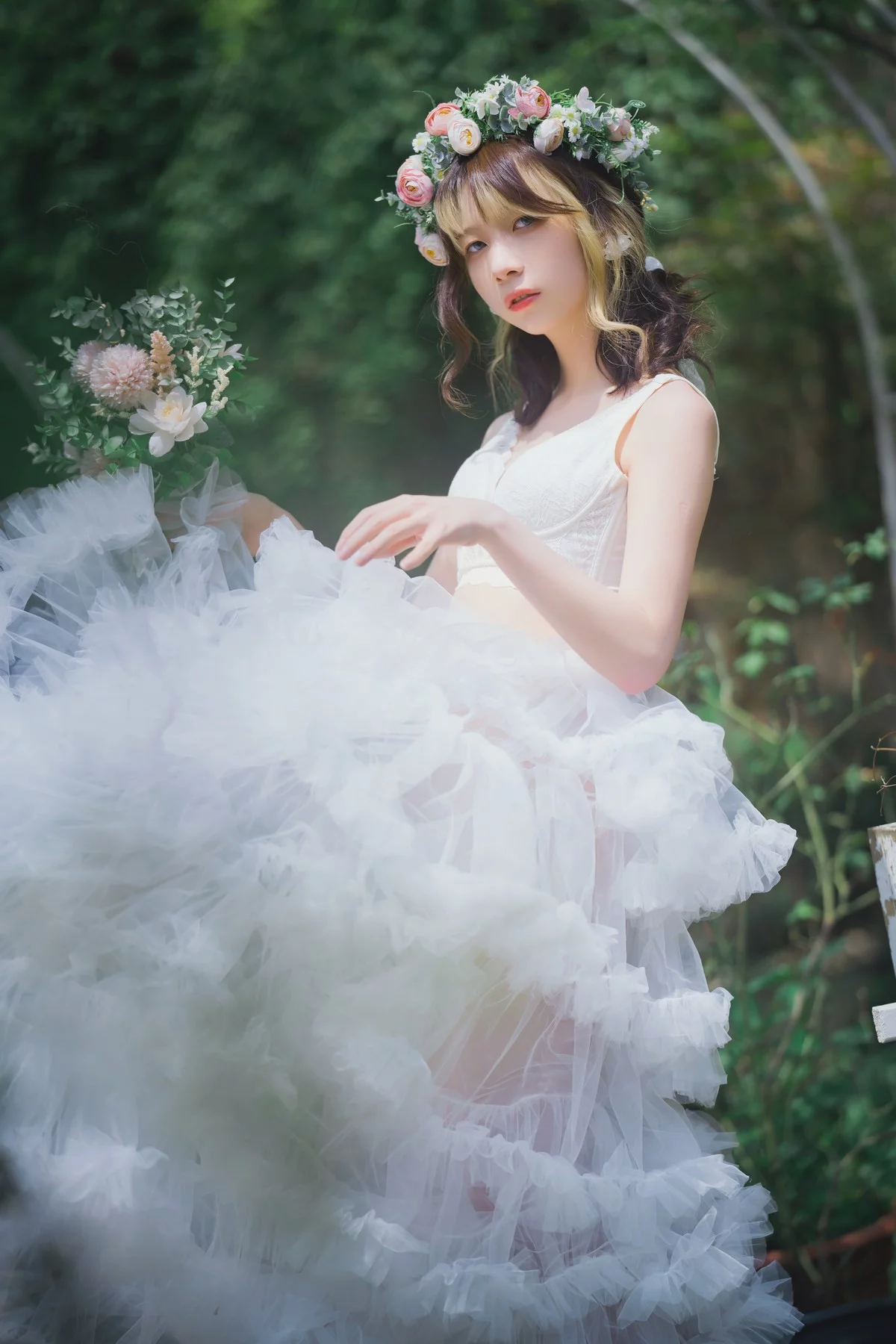 Coser美女清青琴玖花嫁浪漫主题户外白色婚纱露白色内衣秀完美身材诱惑写真31P