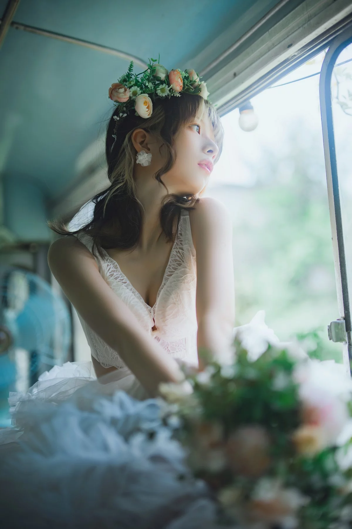 Coser美女清青琴玖花嫁浪漫主题户外白色婚纱露白色内衣秀完美身材诱惑写真31P