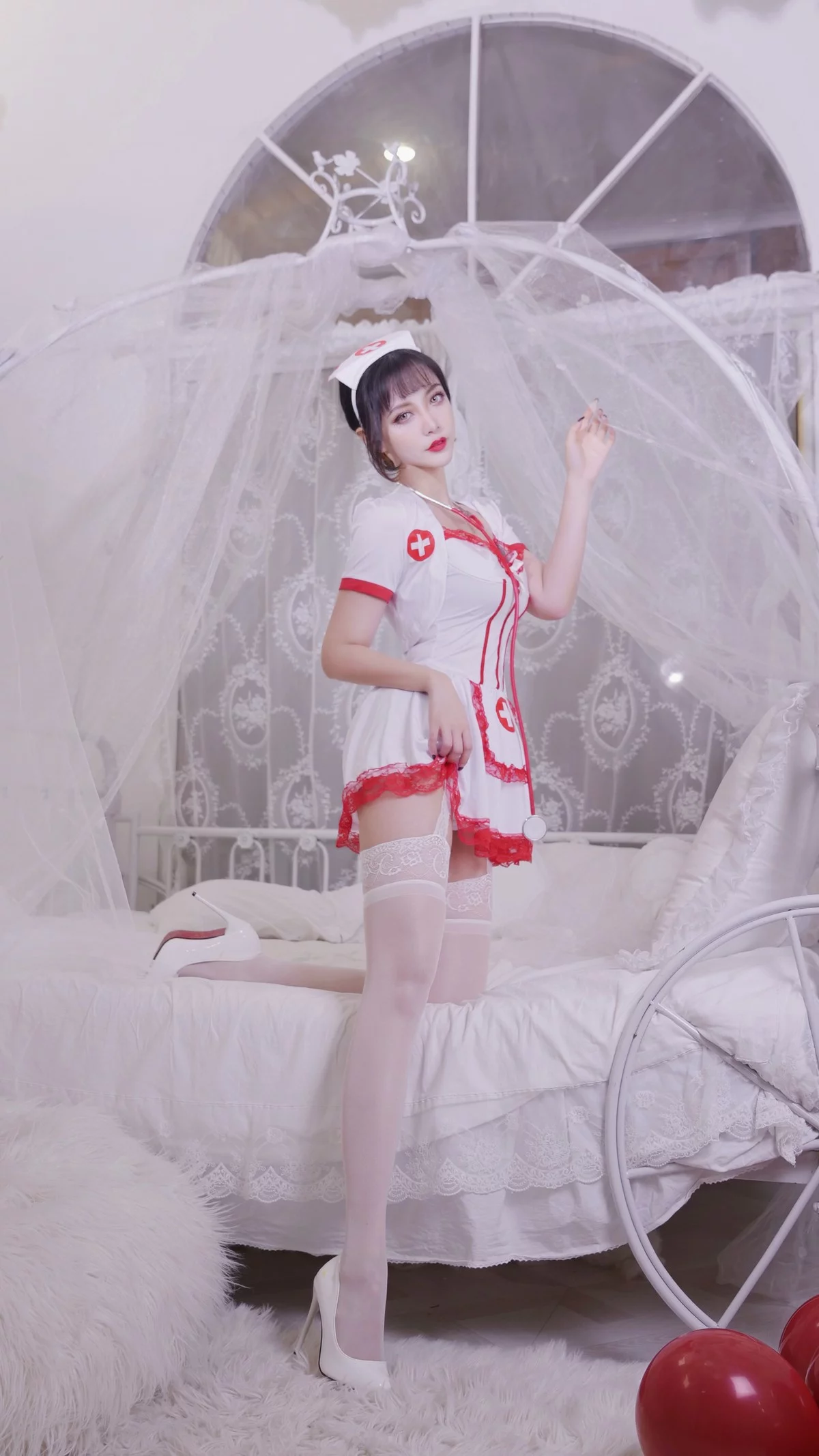 B站主播小须须_Arcana护士主题性感红白护士装配白丝吊袜秀完美身材诱惑写真40P