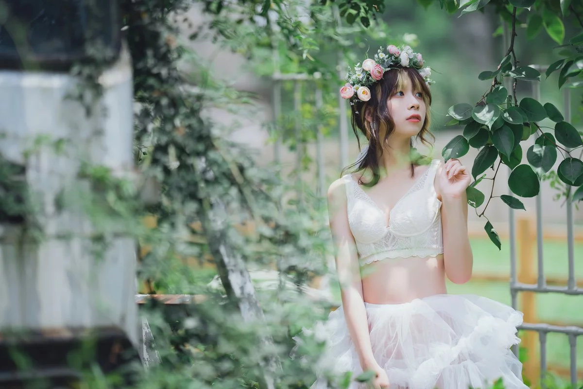 Coser美女清青琴玖花嫁浪漫主题户外白色婚纱露白色内衣秀完美身材诱惑写真31P