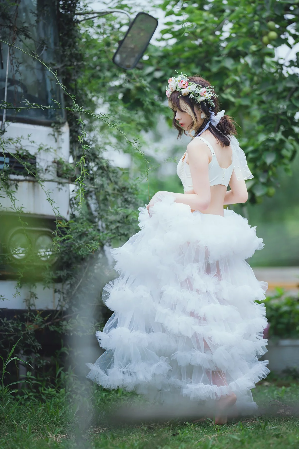 Coser美女清青琴玖花嫁浪漫主题户外白色婚纱露白色内衣秀完美身材诱惑写真31P