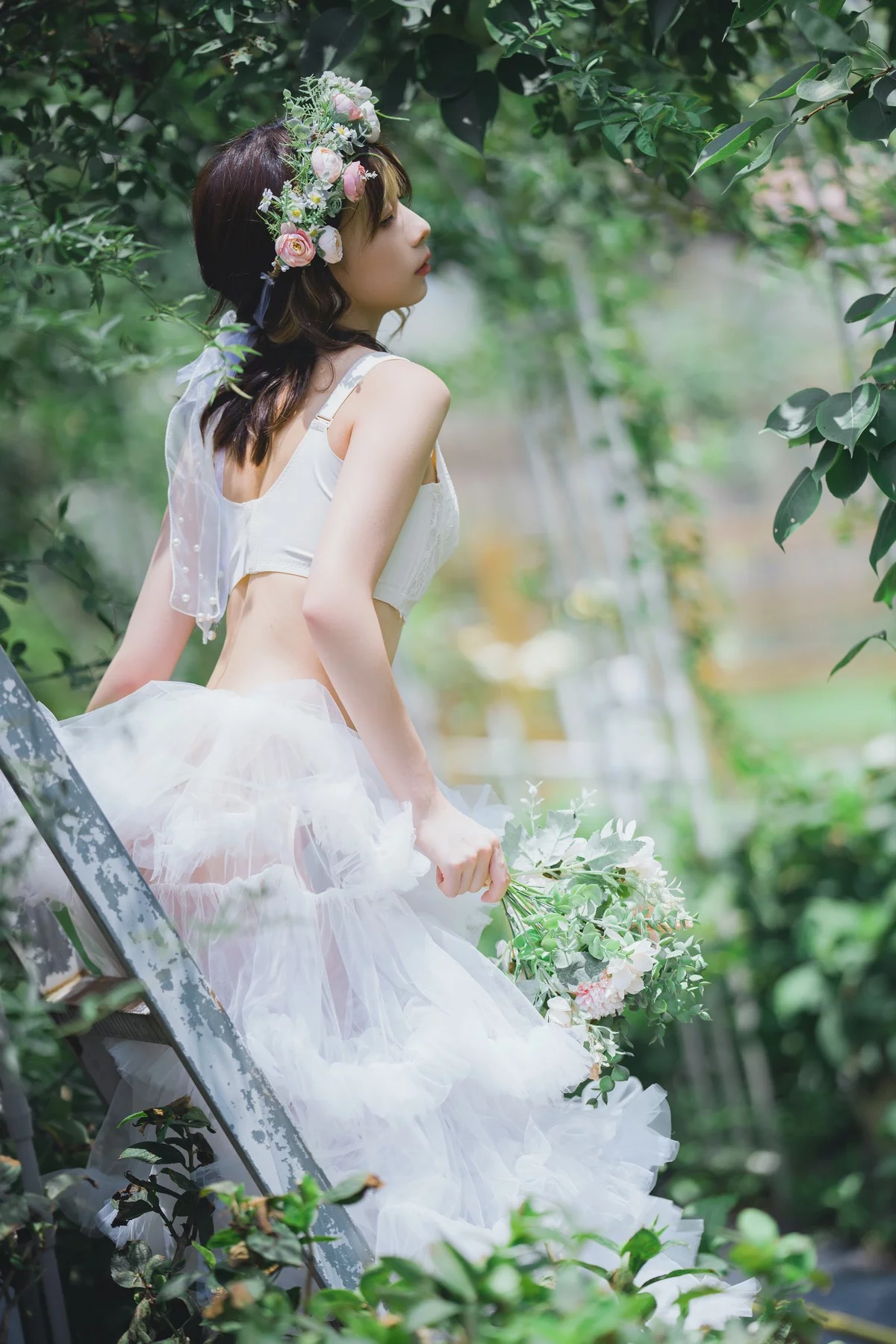 Coser美女清青琴玖花嫁浪漫主题户外白色婚纱露白色内衣秀完美身材诱惑写真31P