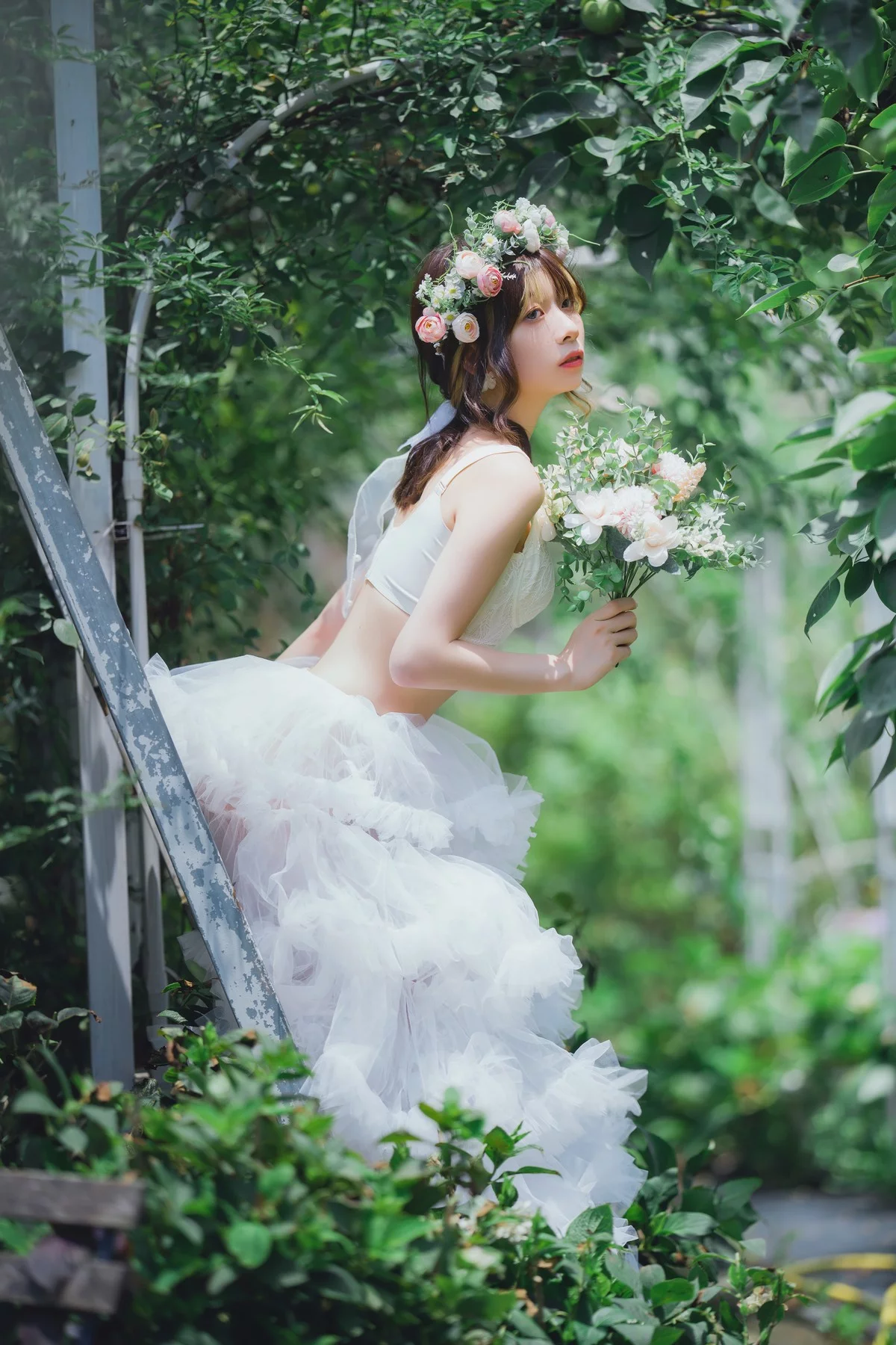 Coser美女清青琴玖花嫁浪漫主题户外白色婚纱露白色内衣秀完美身材诱惑写真31P
