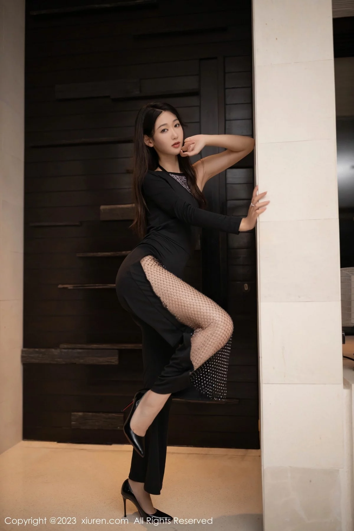 XiuRen第6944期_模特唐安琪性感黑色连衣裙露黑色内衣秀曼妙身姿梦幻诱惑写真78P