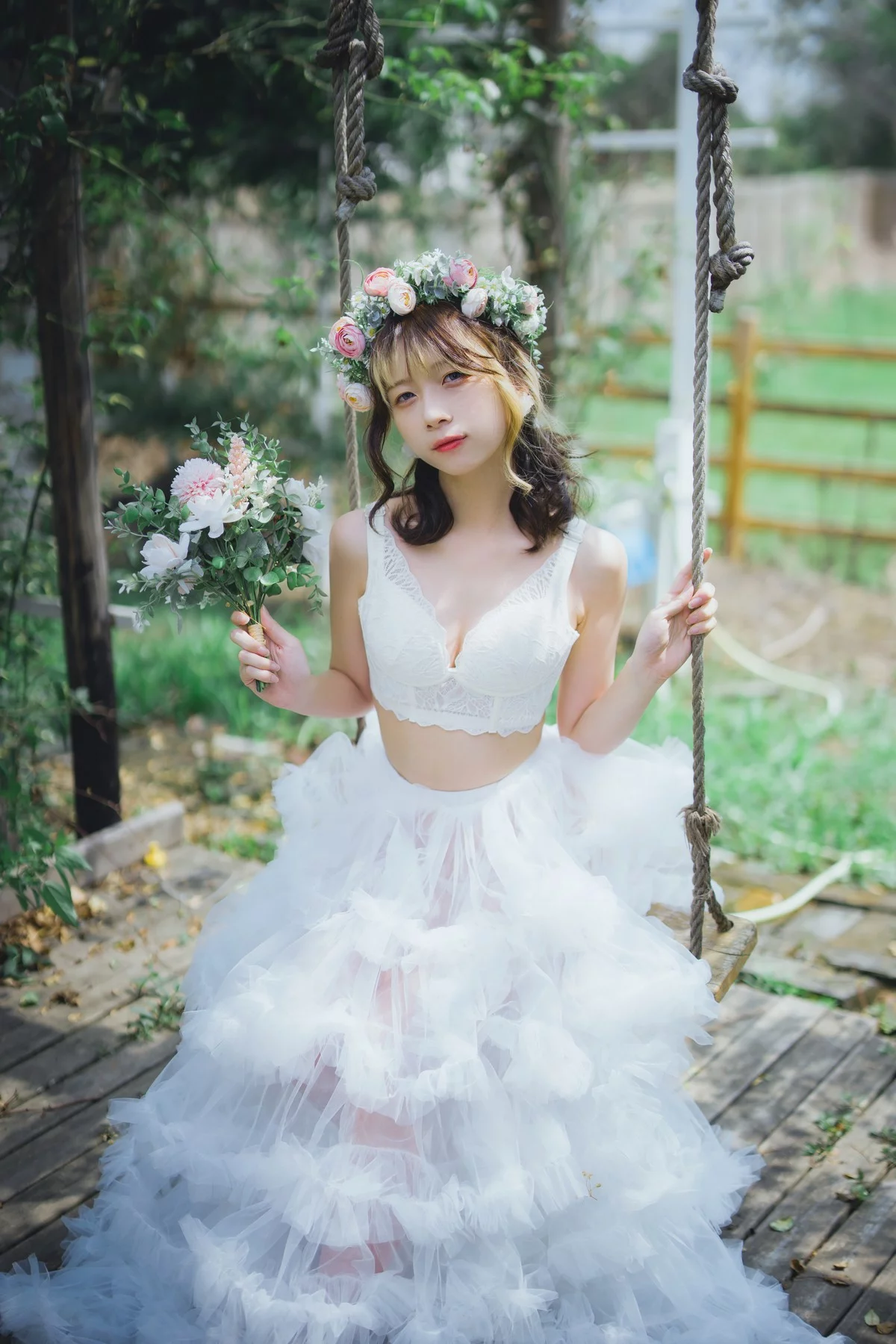 Coser美女清青琴玖花嫁浪漫主题户外白色婚纱露白色内衣秀完美身材诱惑写真31P