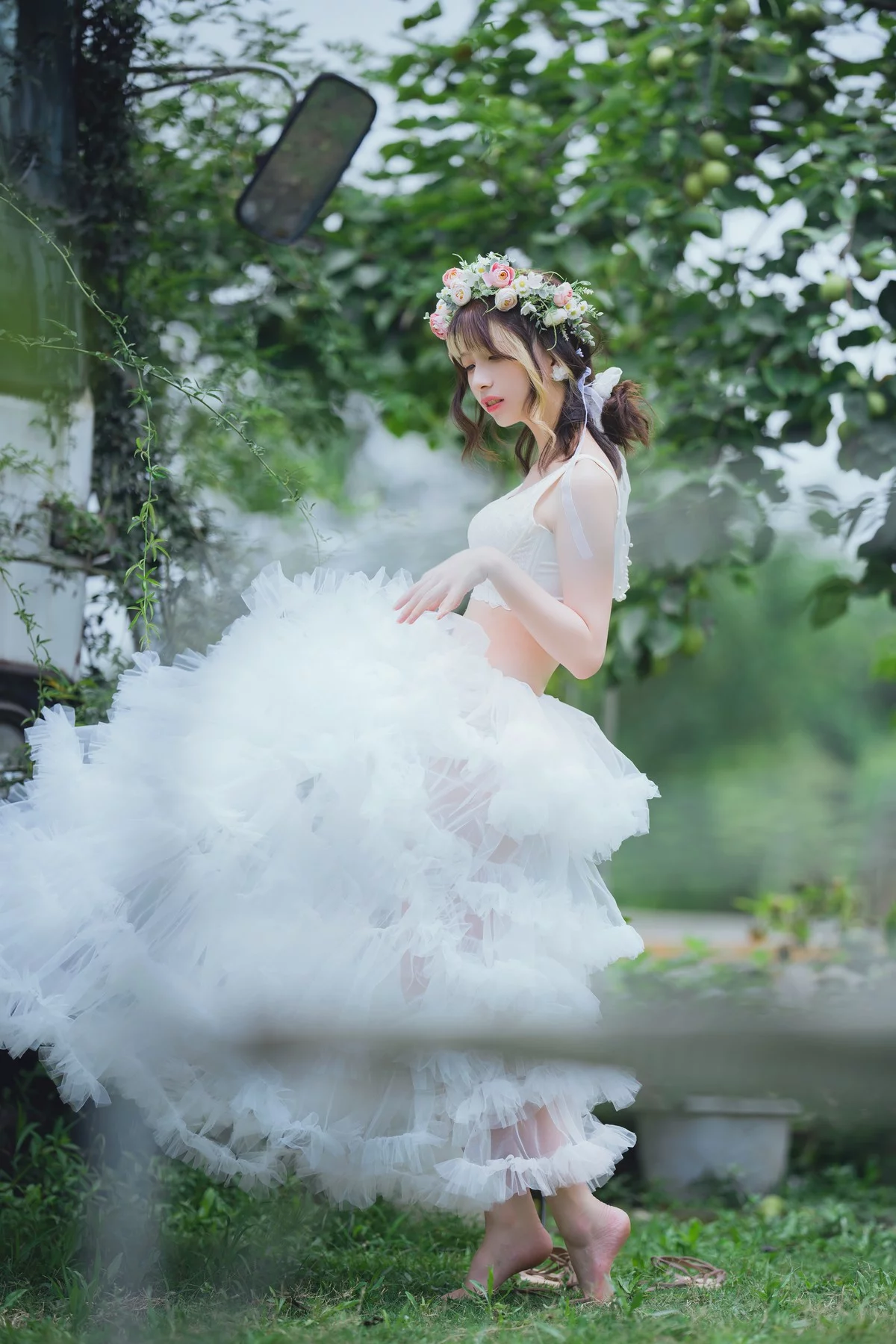 Coser美女清青琴玖花嫁浪漫主题户外白色婚纱露白色内衣秀完美身材诱惑写真31P