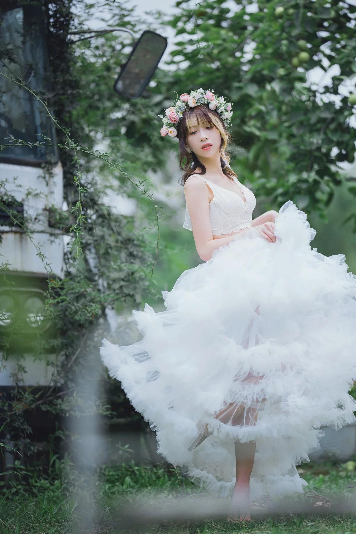 Coser美女清青琴玖花嫁浪漫主题户外白色婚纱露白色内衣秀完美身材诱惑写真31P