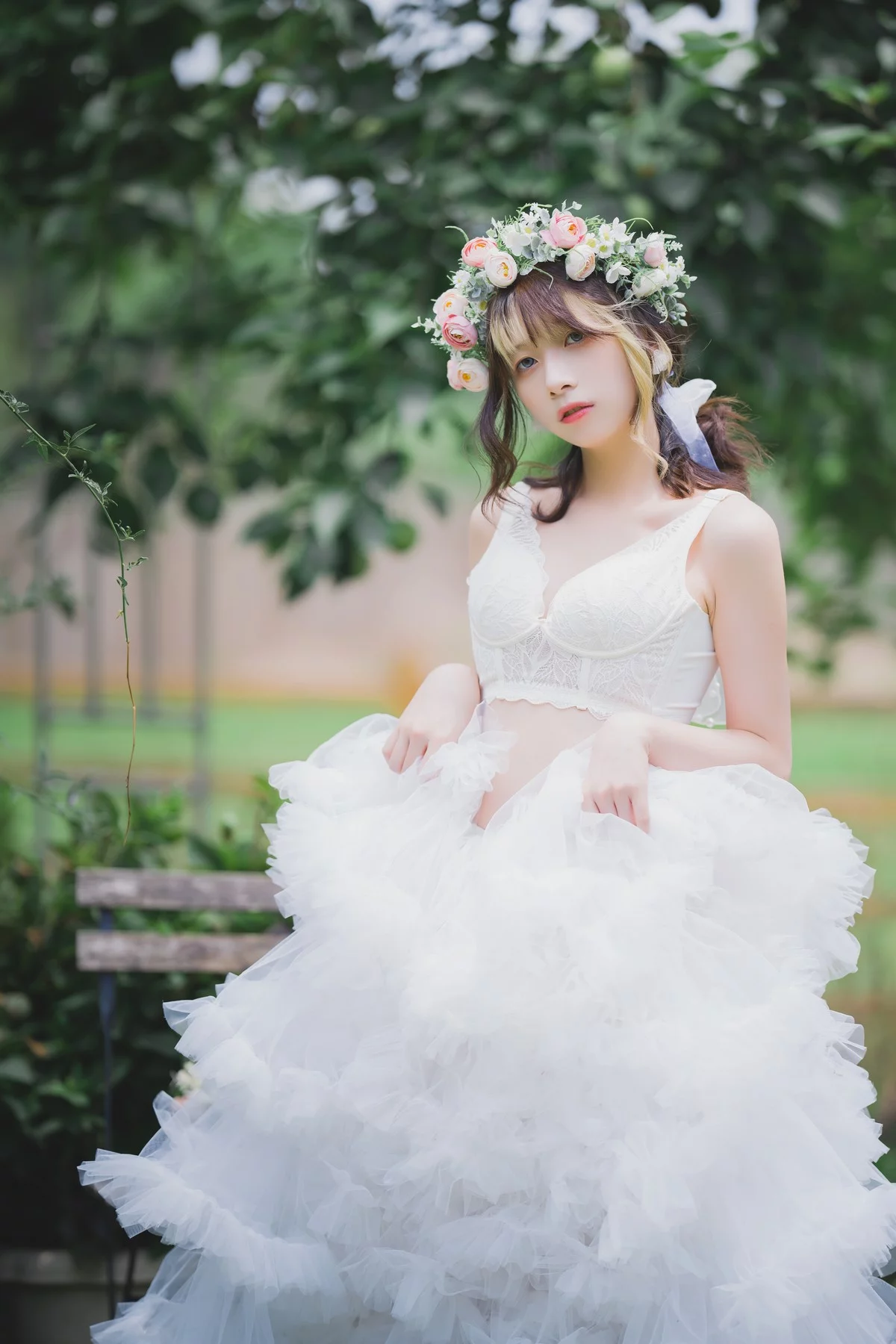 Coser美女清青琴玖花嫁浪漫主题户外白色婚纱露白色内衣秀完美身材诱惑写真31P