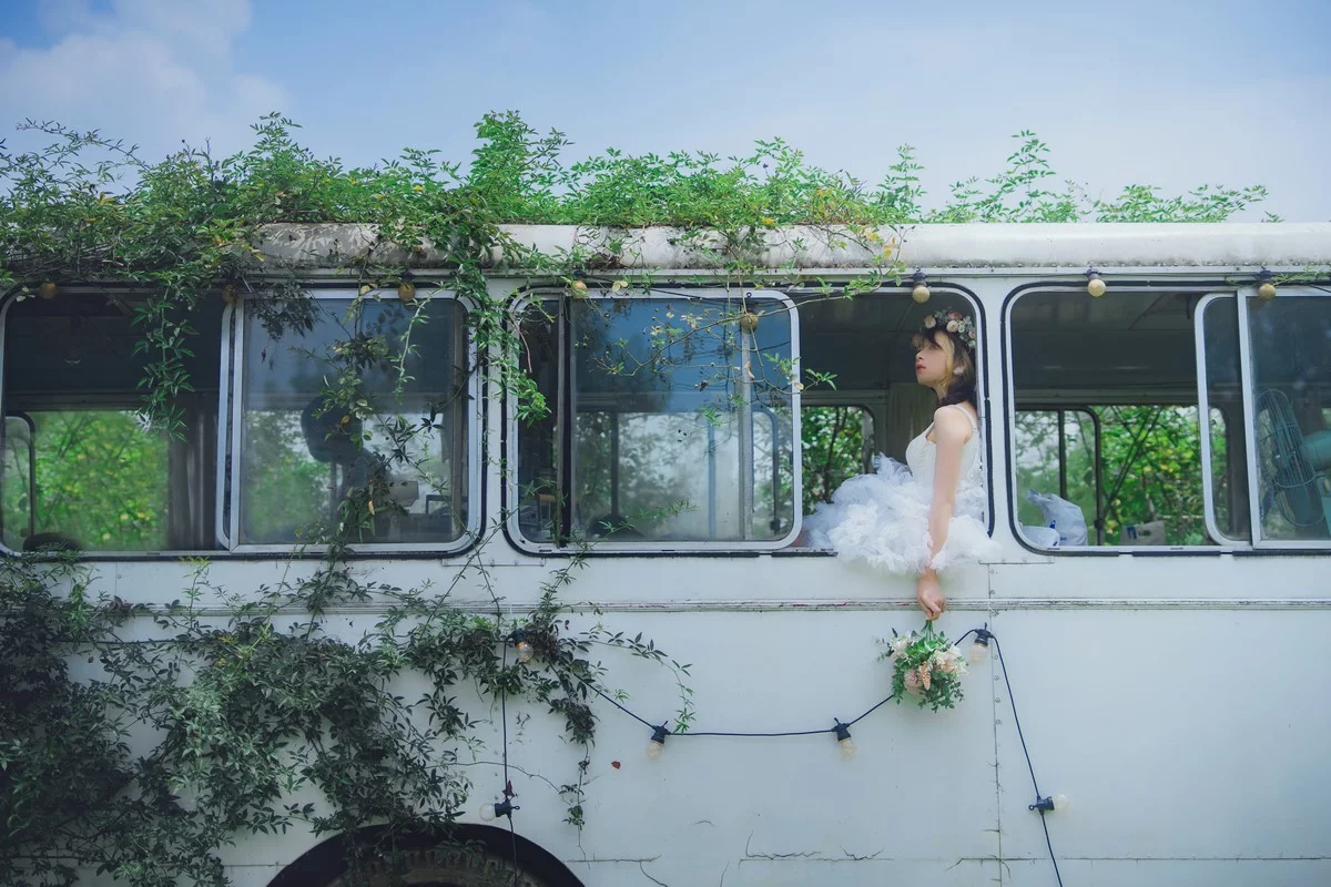 Coser美女清青琴玖花嫁浪漫主题户外白色婚纱露白色内衣秀完美身材诱惑写真31P