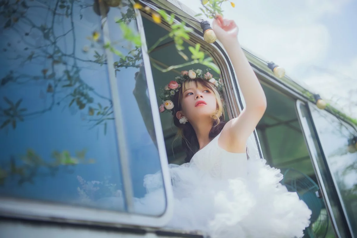 Coser美女清青琴玖花嫁浪漫主题户外白色婚纱露白色内衣秀完美身材诱惑写真31P