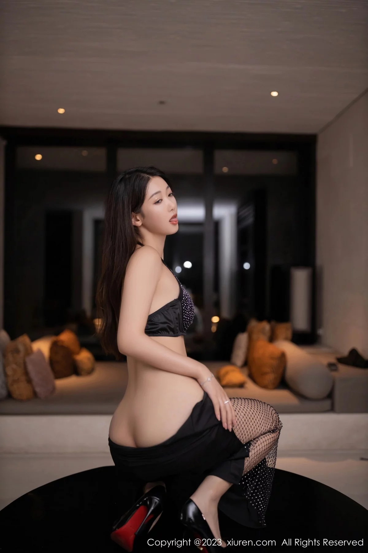 XiuRen第6944期_模特唐安琪性感黑色连衣裙露黑色内衣秀曼妙身姿梦幻诱惑写真78P