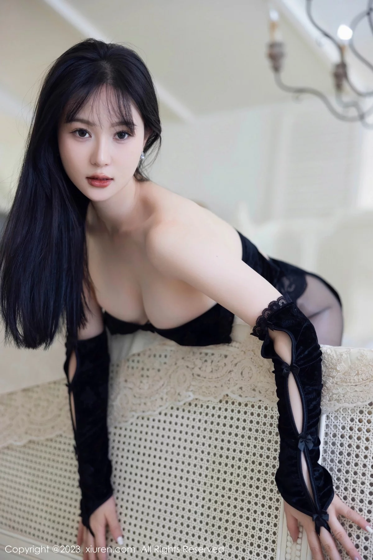 XiuRen第6943期_模特柚琪Rich性感黑色露肩服饰配超薄黑丝秀曼妙身姿诱惑写真91P