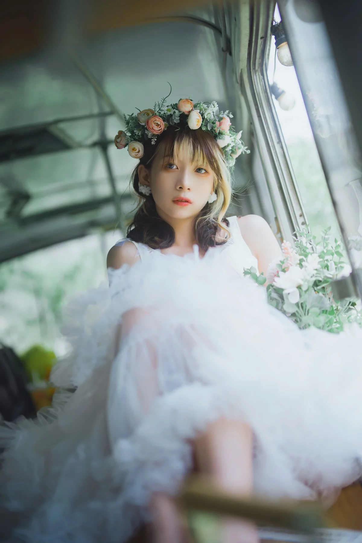Coser美女清青琴玖花嫁浪漫主题户外白色婚纱露白色内衣秀完美身材诱惑写真31P