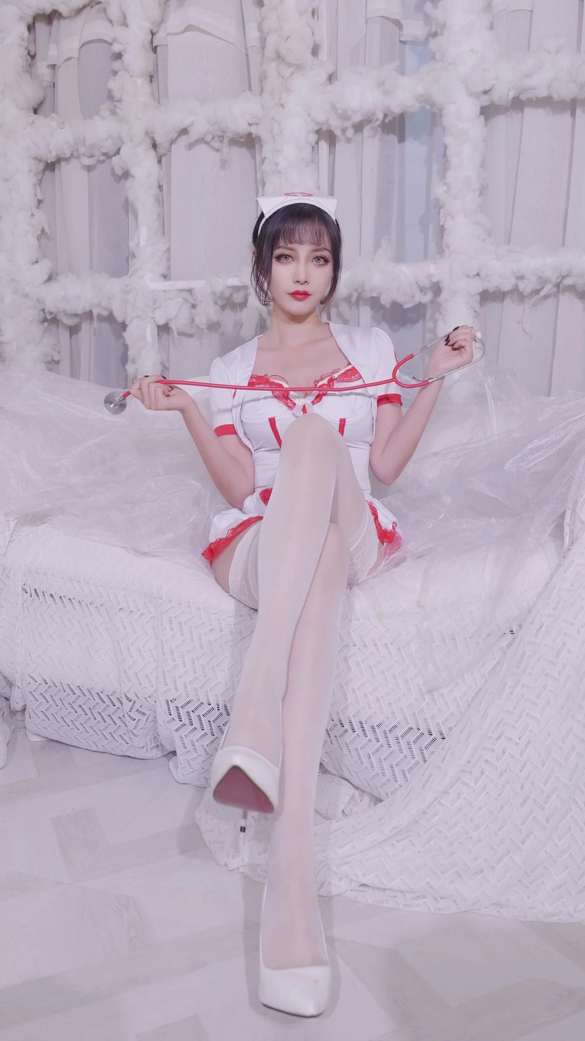 B站主播小须须_Arcana护士主题性感红白护士装配白丝吊袜秀完美身材诱惑写真40P