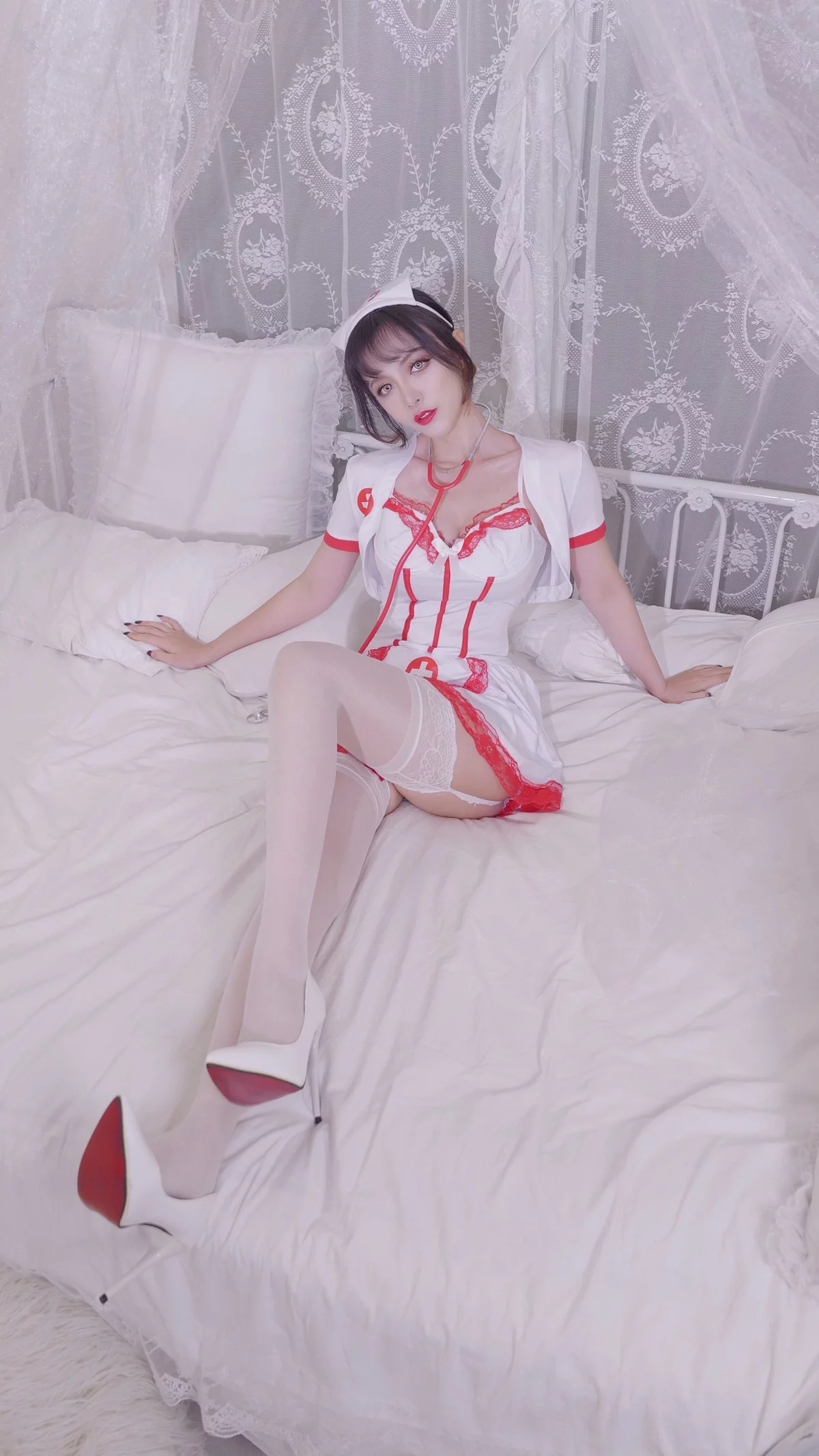 B站主播小须须_Arcana护士主题性感红白护士装配白丝吊袜秀完美身材诱惑写真40P