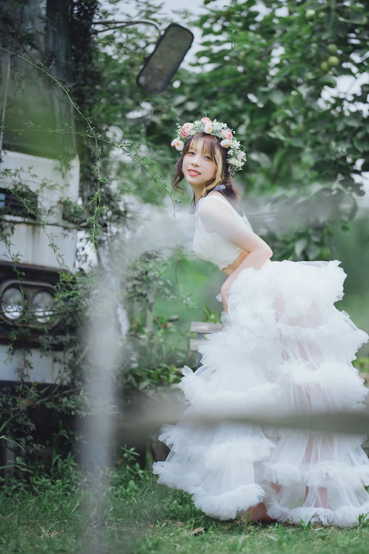 Coser美女清青琴玖花嫁浪漫主题户外白色婚纱露白色内衣秀完美身材诱惑写真31P