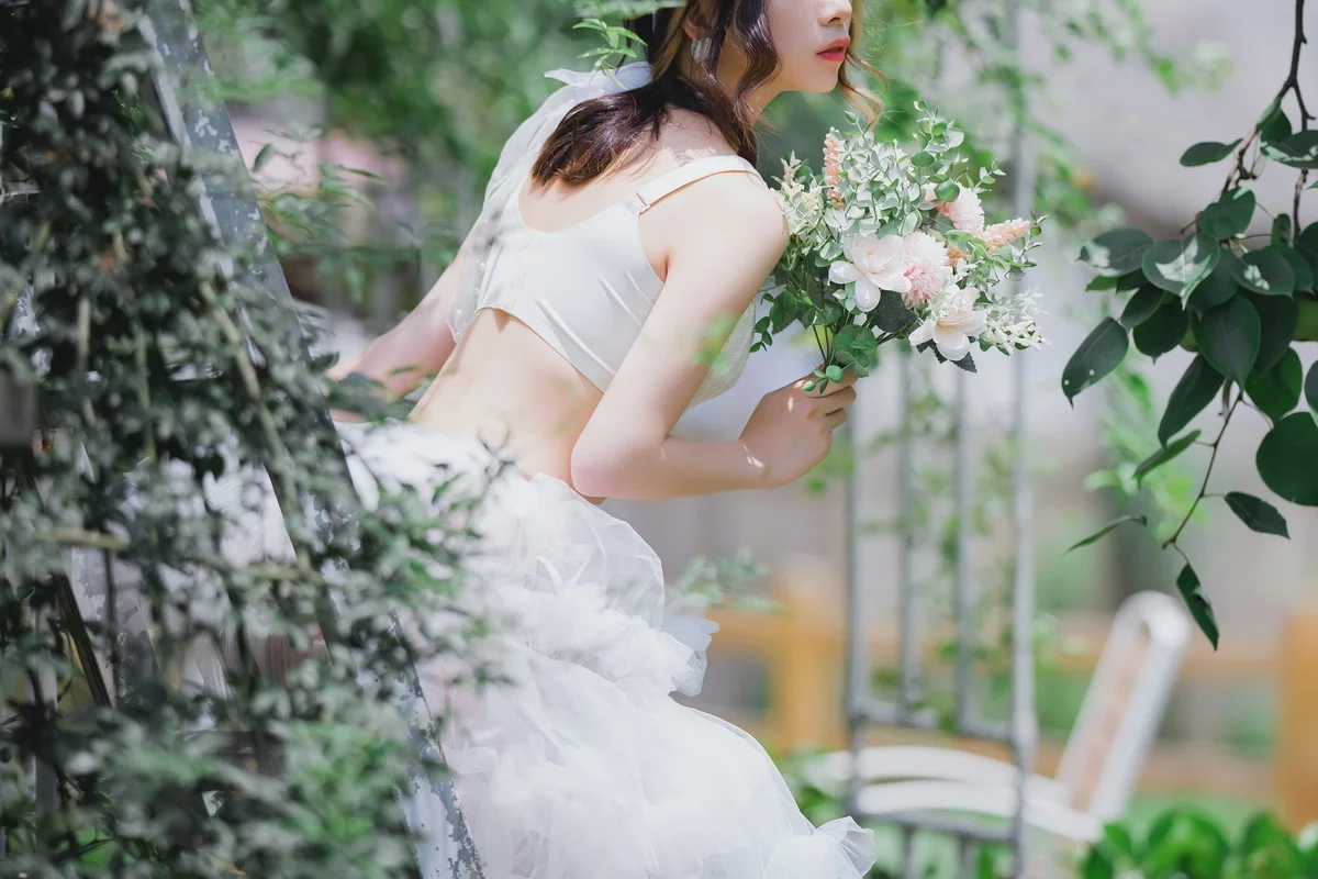 Coser美女清青琴玖花嫁浪漫主题户外白色婚纱露白色内衣秀完美身材诱惑写真31P