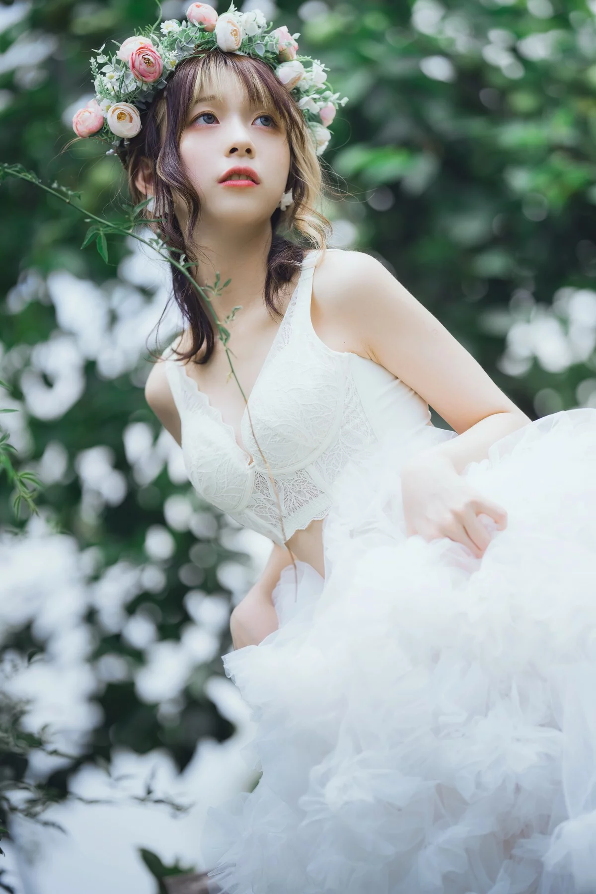 Coser美女清青琴玖花嫁浪漫主题户外白色婚纱露白色内衣秀完美身材诱惑写真31P