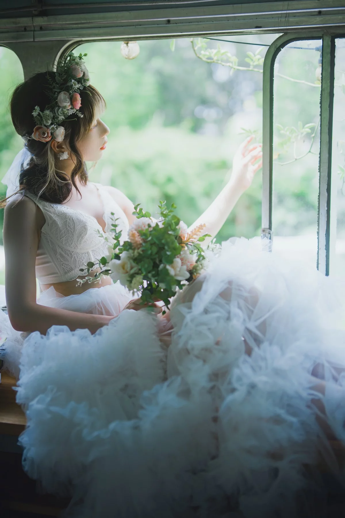 Coser美女清青琴玖花嫁浪漫主题户外白色婚纱露白色内衣秀完美身材诱惑写真31P