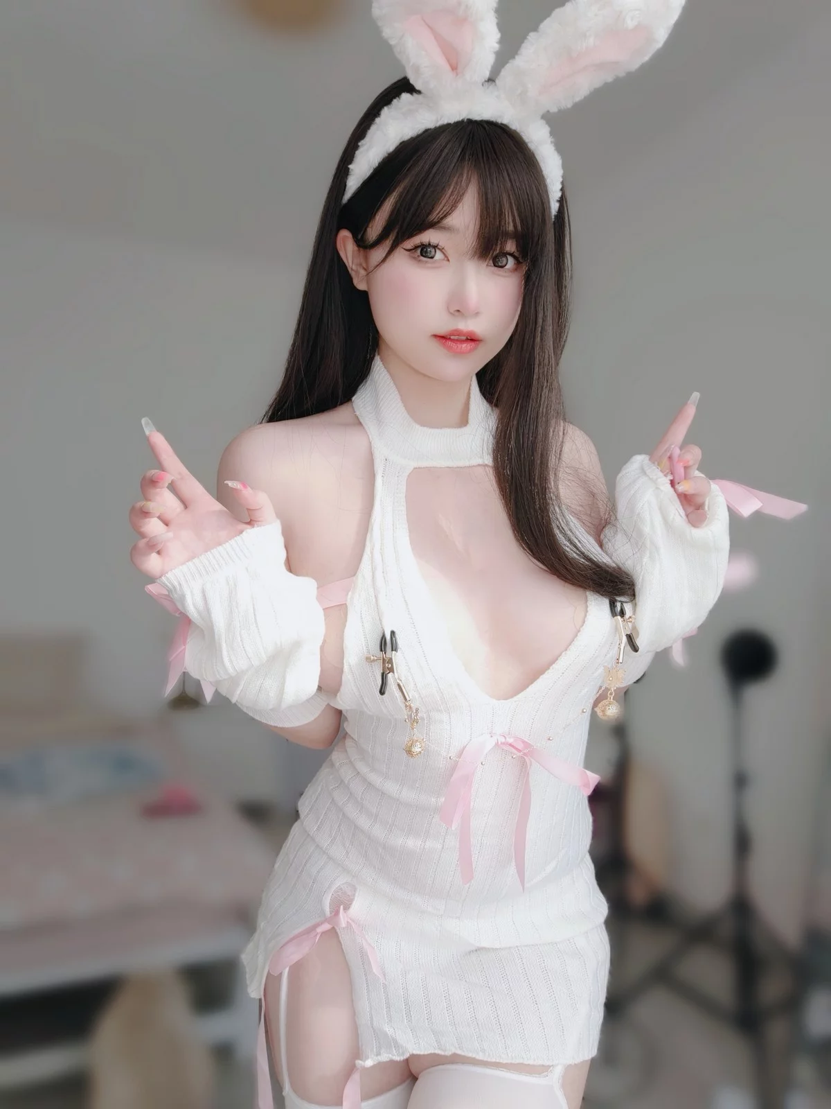 Coser妹子女主K白丝兔女郎主题性感白色情趣服饰配白丝吊袜秀完美身材诱惑写真102P