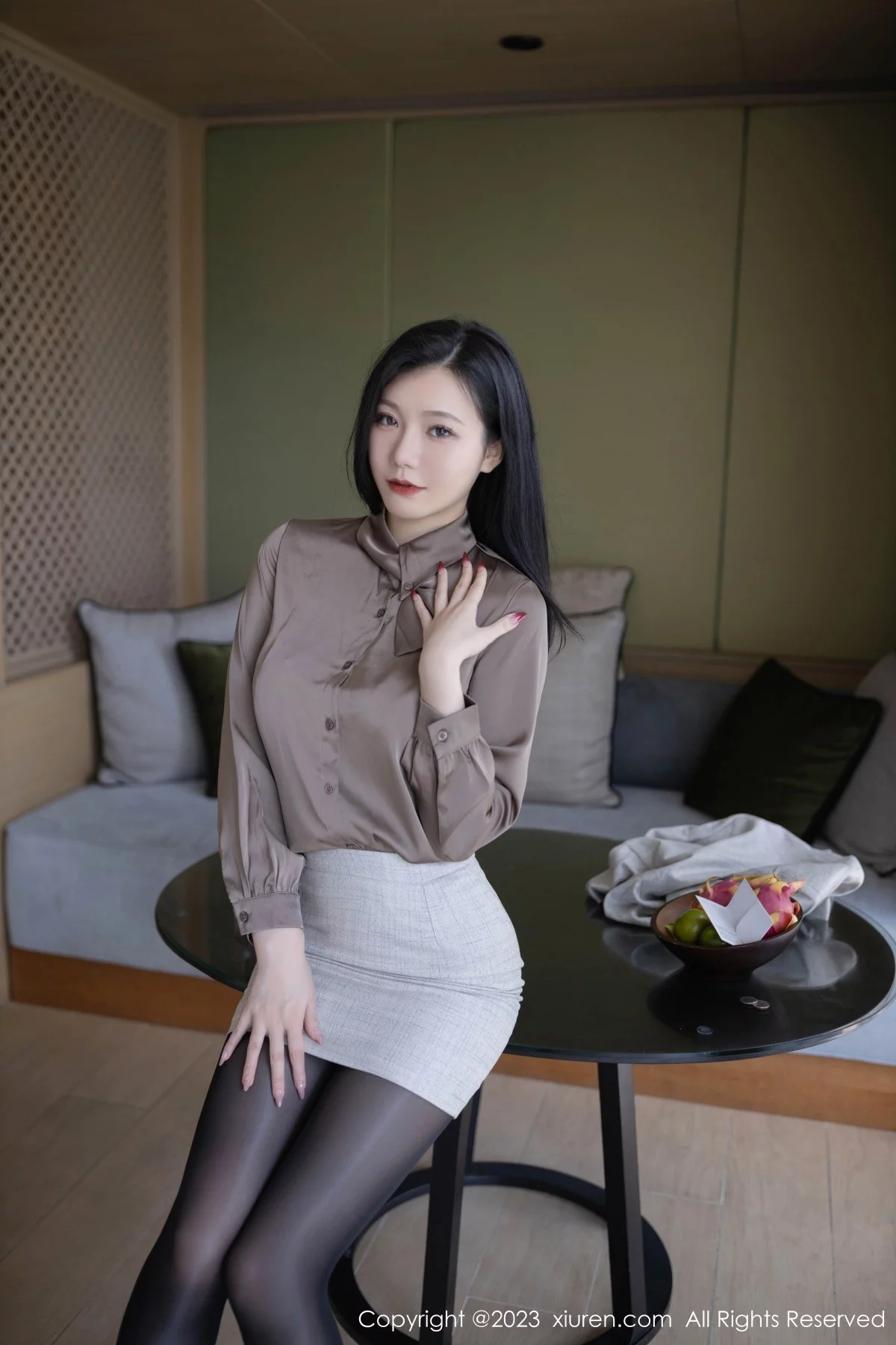 XiuRen第6951期_模特安然anran灰色职业Ol装露红色蕾丝内衣秀曼妙身姿诱惑写真79P