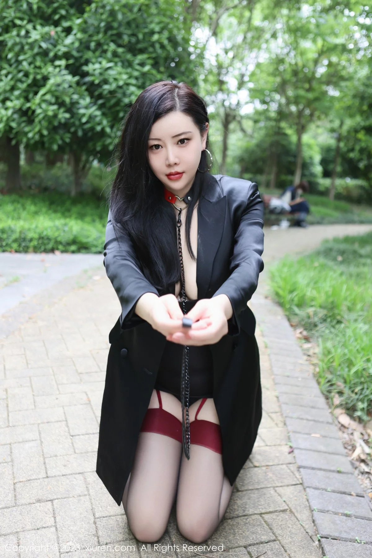 XiuRen第6950期_模特王婉悠Queen户外脱黑色外衣露情趣服秀豪乳遮点诱惑写真83P