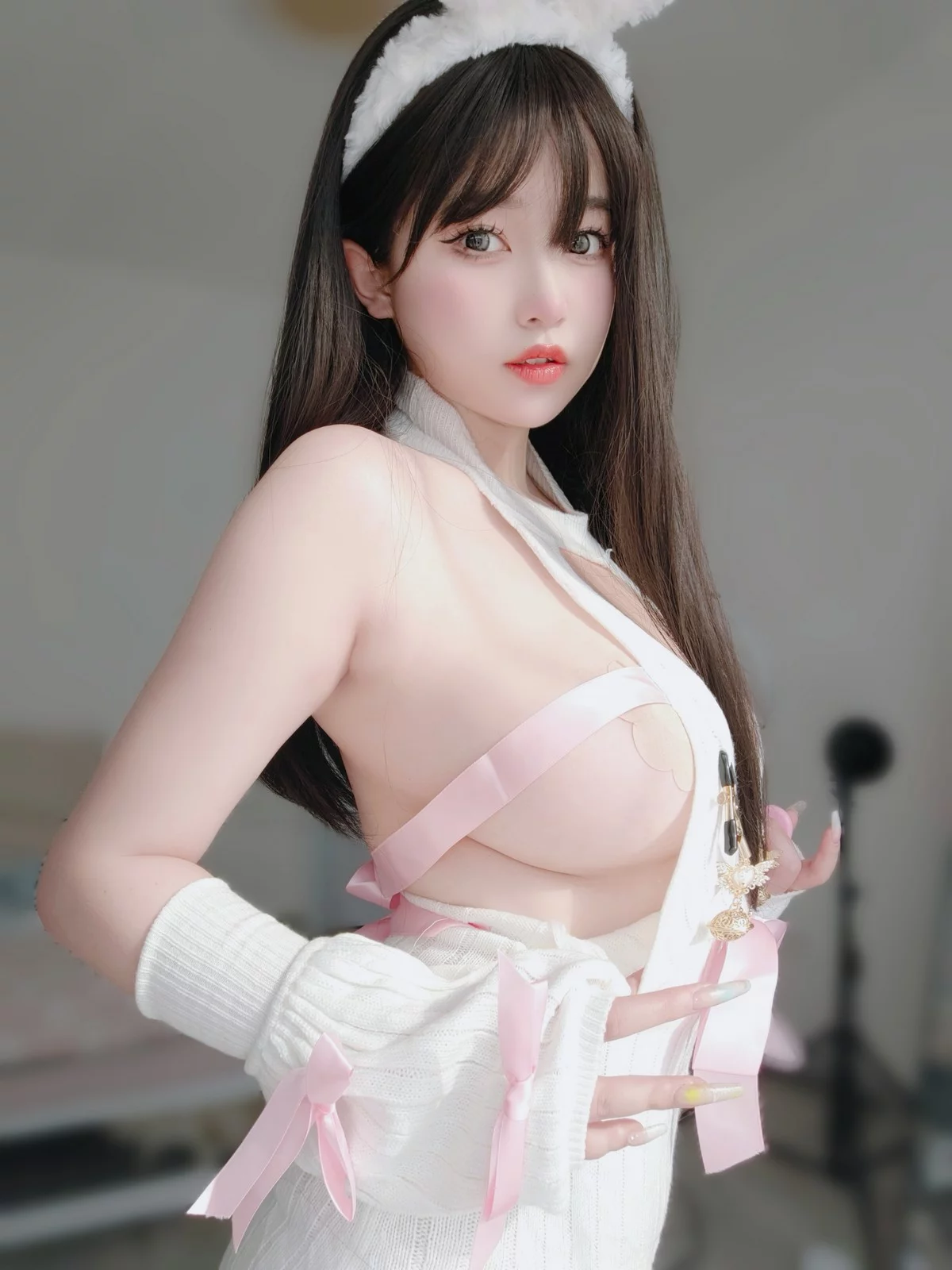 Coser妹子女主K白丝兔女郎主题性感白色情趣服饰配白丝吊袜秀完美身材诱惑写真102P