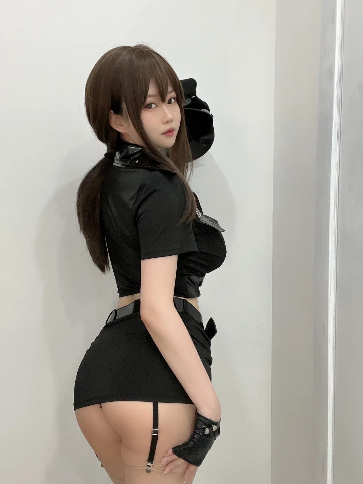 蜜桃少女是依酱呀女警主题性感黑色低胸制服配肉丝吊袜秀丰满身材诱惑写真30P